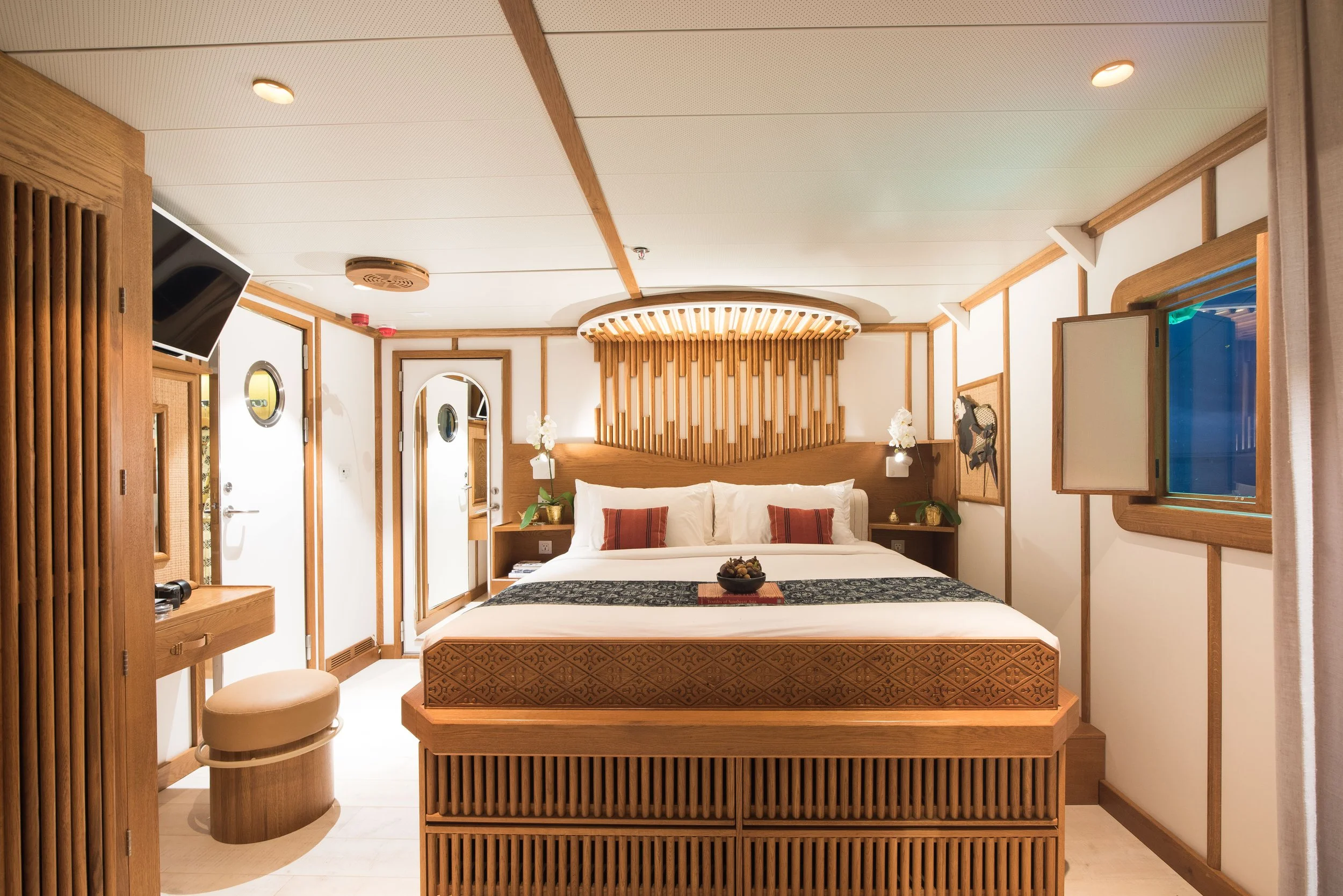 kudanil-explorer-expedition-yacht-cabin-stateroom-1.jpg