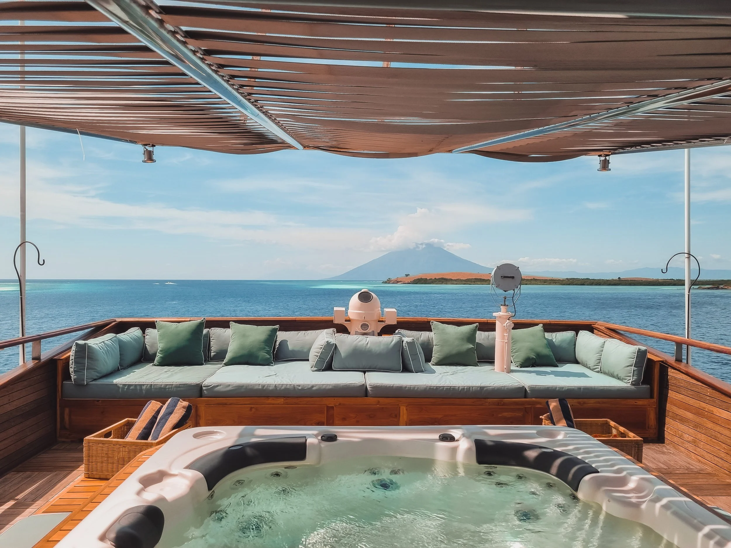 kudanil-explorer-expedition-yacht-monkey-island-jacuzzi-3.jpg