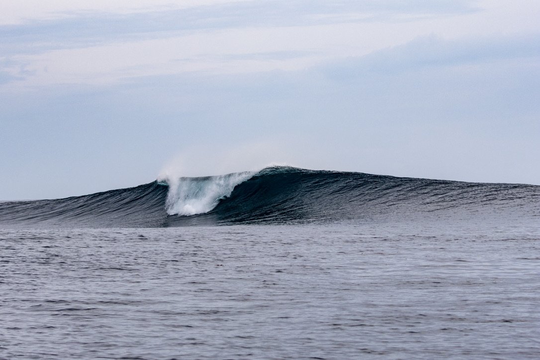A perfect and empty A-frame wave breaking