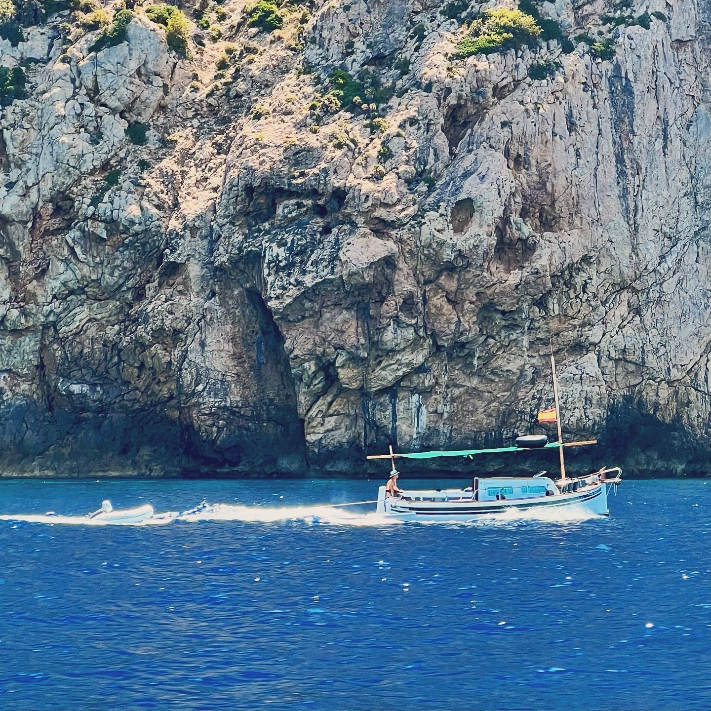 🌊 Navegar junto a las majestuosas costas de las Islas Baleares es una experiencia como ninguna otra. En Amar Experience, cada traves&iacute;a te acerca a paisajes impresionantes y rincones escondidos que solo desde el mar se puede disfrutar.

🚤 Des