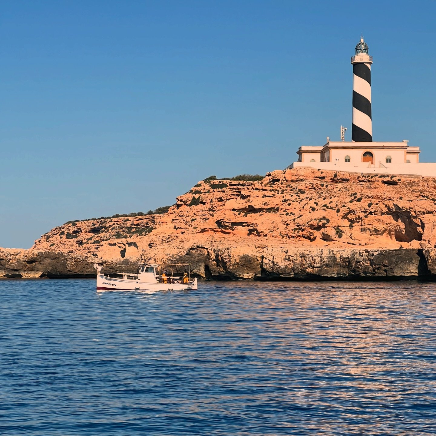&iexcl;Explorando para&iacute;sos escondidos! 🌊✨ La naturaleza nunca deja de sorprendernos con su belleza imponente y aguas cristalinas. #aventura #naturaleza #para&iacute;so #travelgoals #navegar #velero