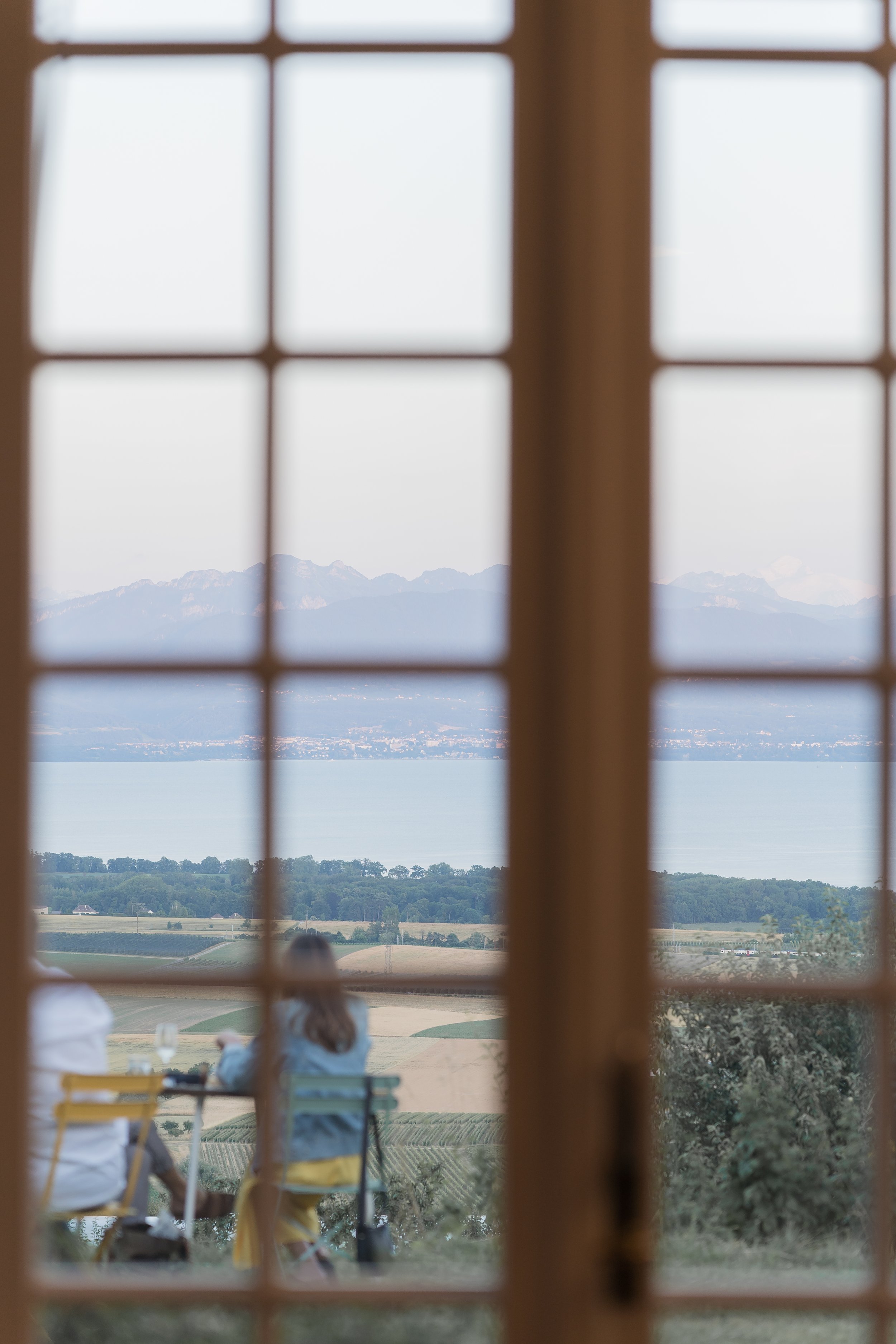 Vue sur un lac et les montagnes depuis la Table de Chivrageon.
