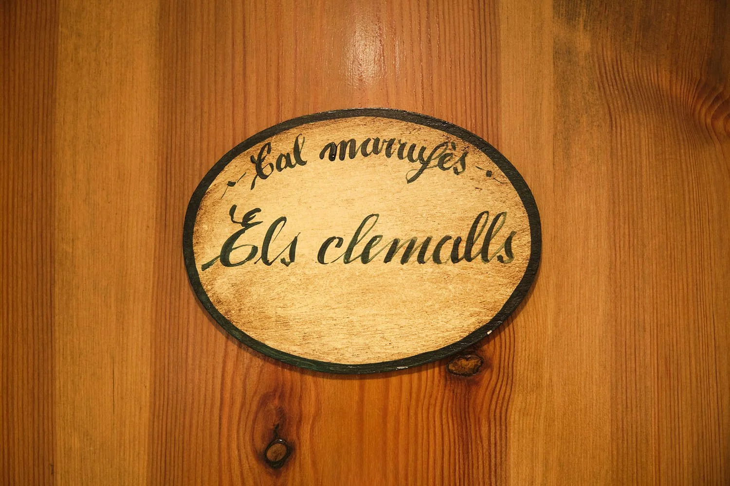 Cartell fusta habitació "Els Clemalls".