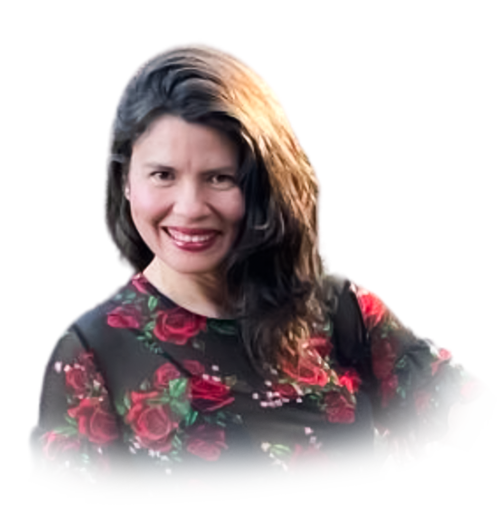 Mujer sonriendo, con cabello rizado y vestido negro con flores rojas.