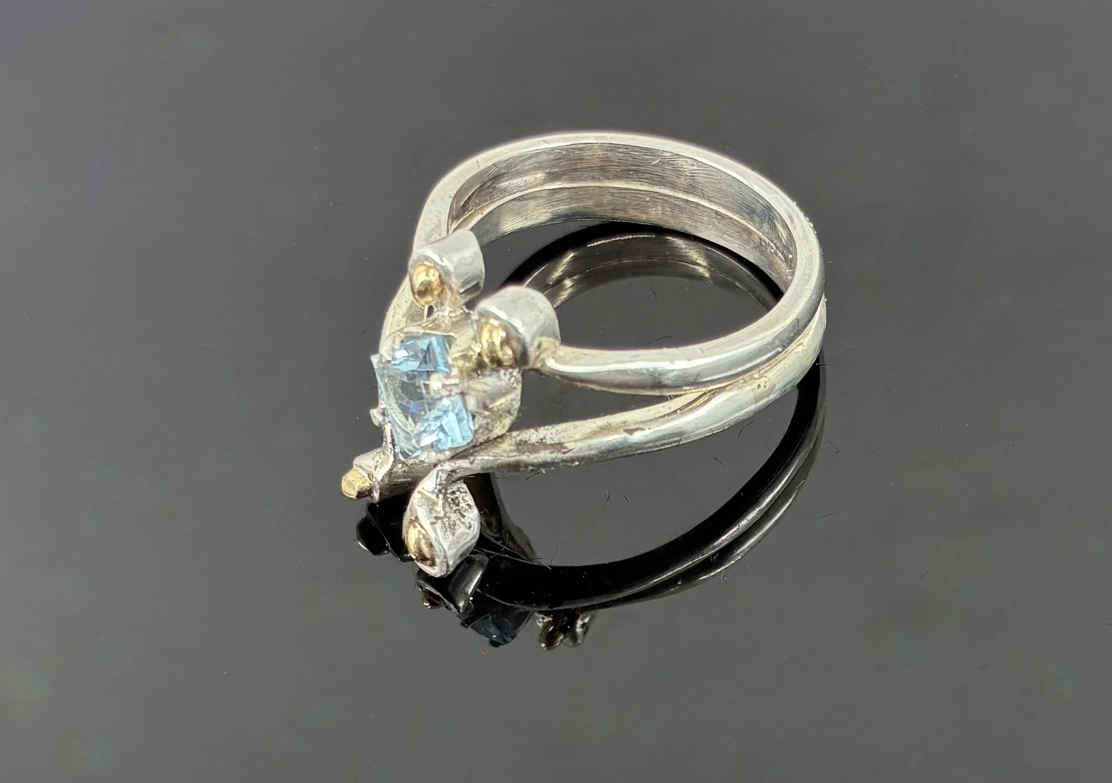 (41) Sterling Silver and 9ct Gold and London Blue Topaz Ring