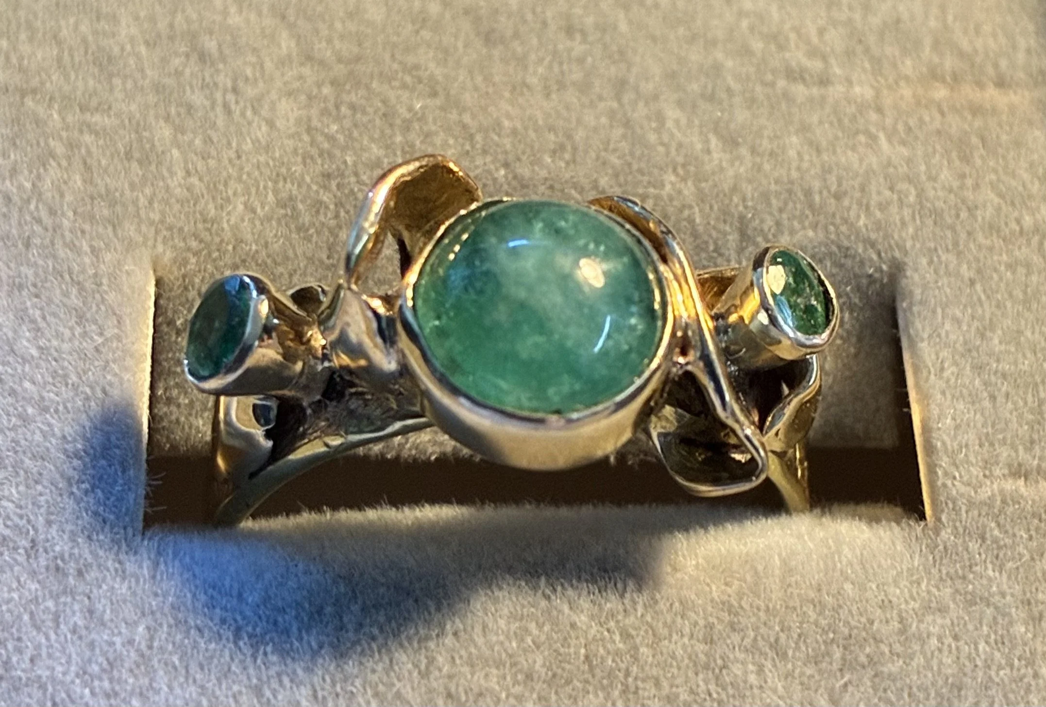(66) 9ct Gold and Emerald Ring