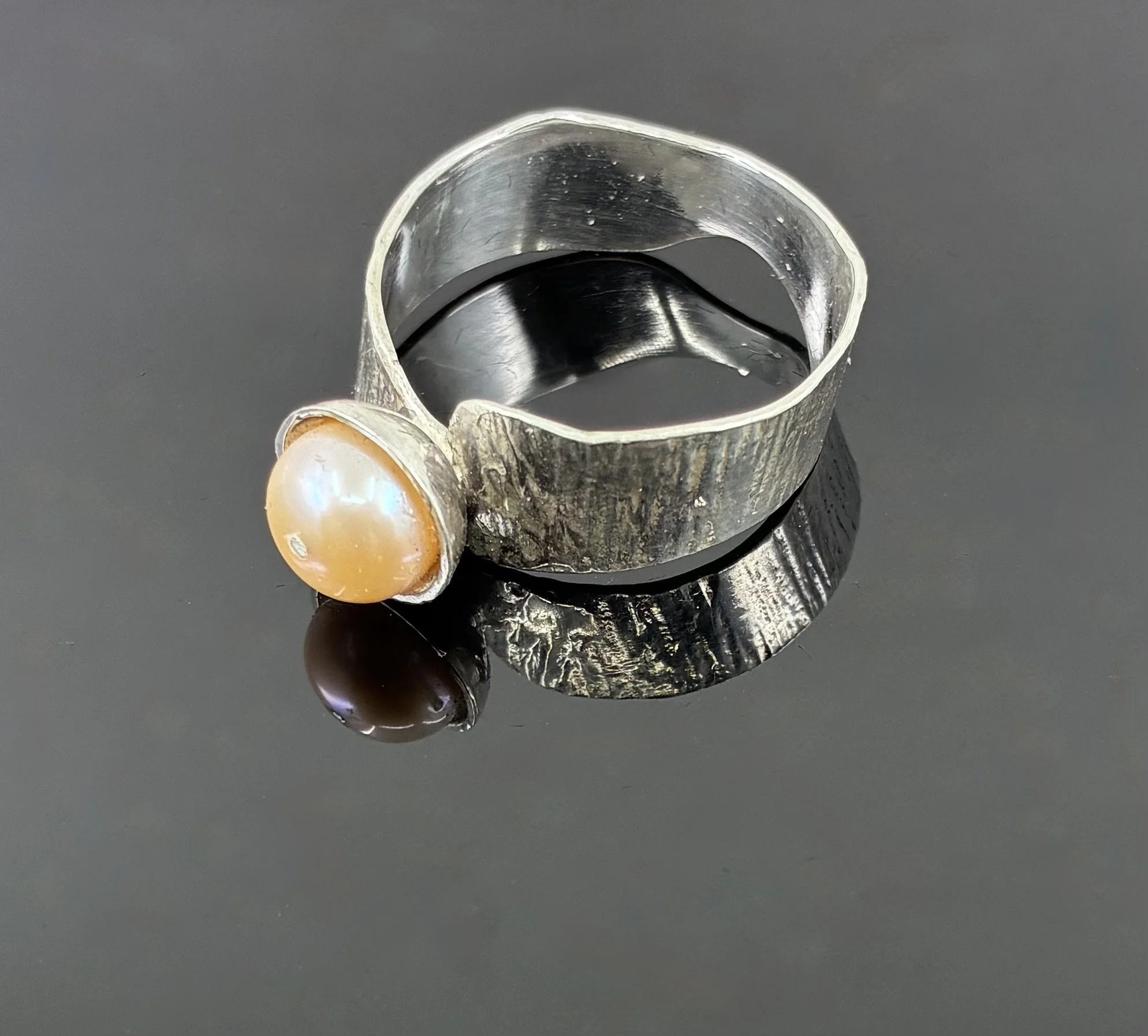 (40) Sterling Silver and Pearl Ring