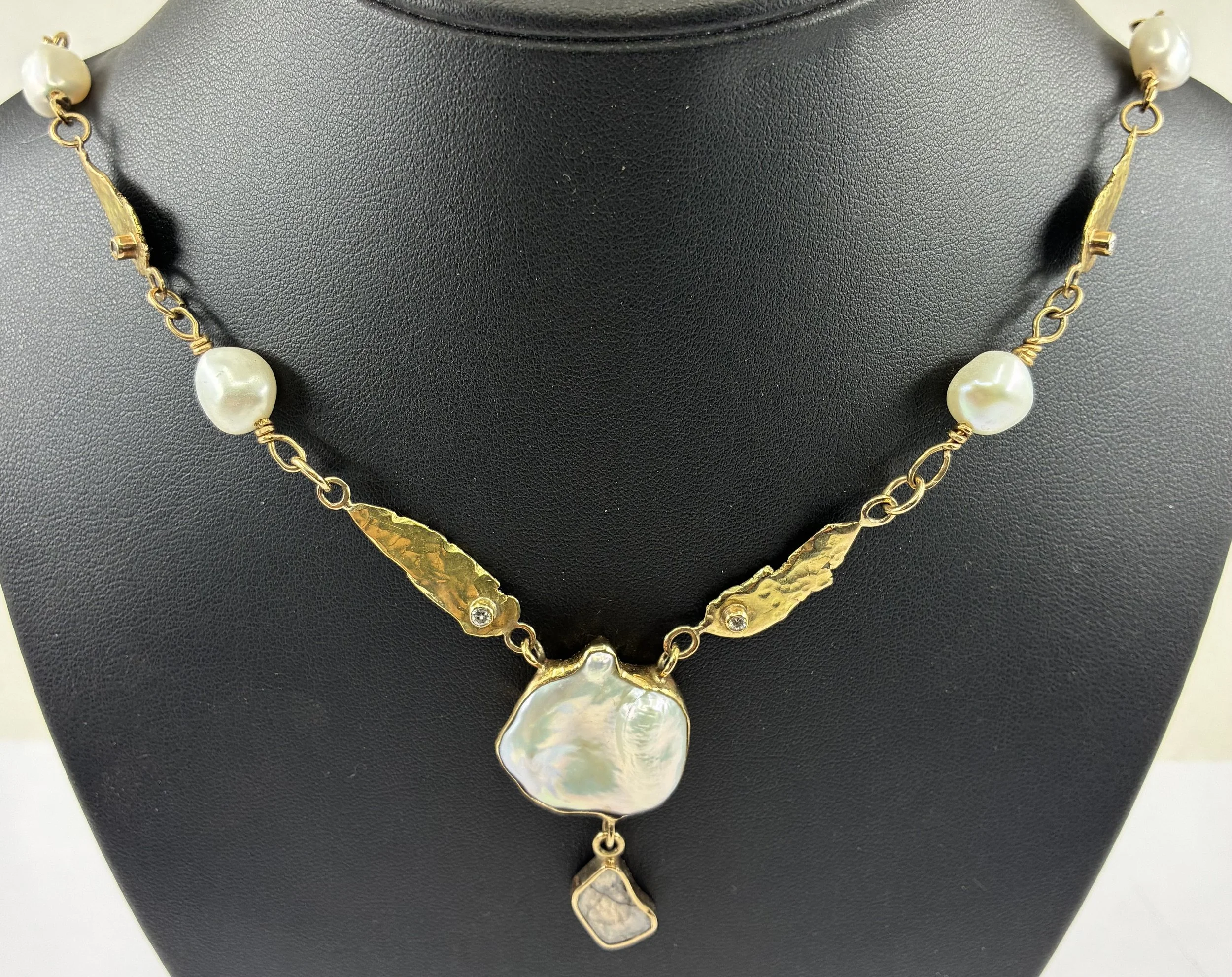 (42) 9ct Gold and Pearl and Diamond Neckless