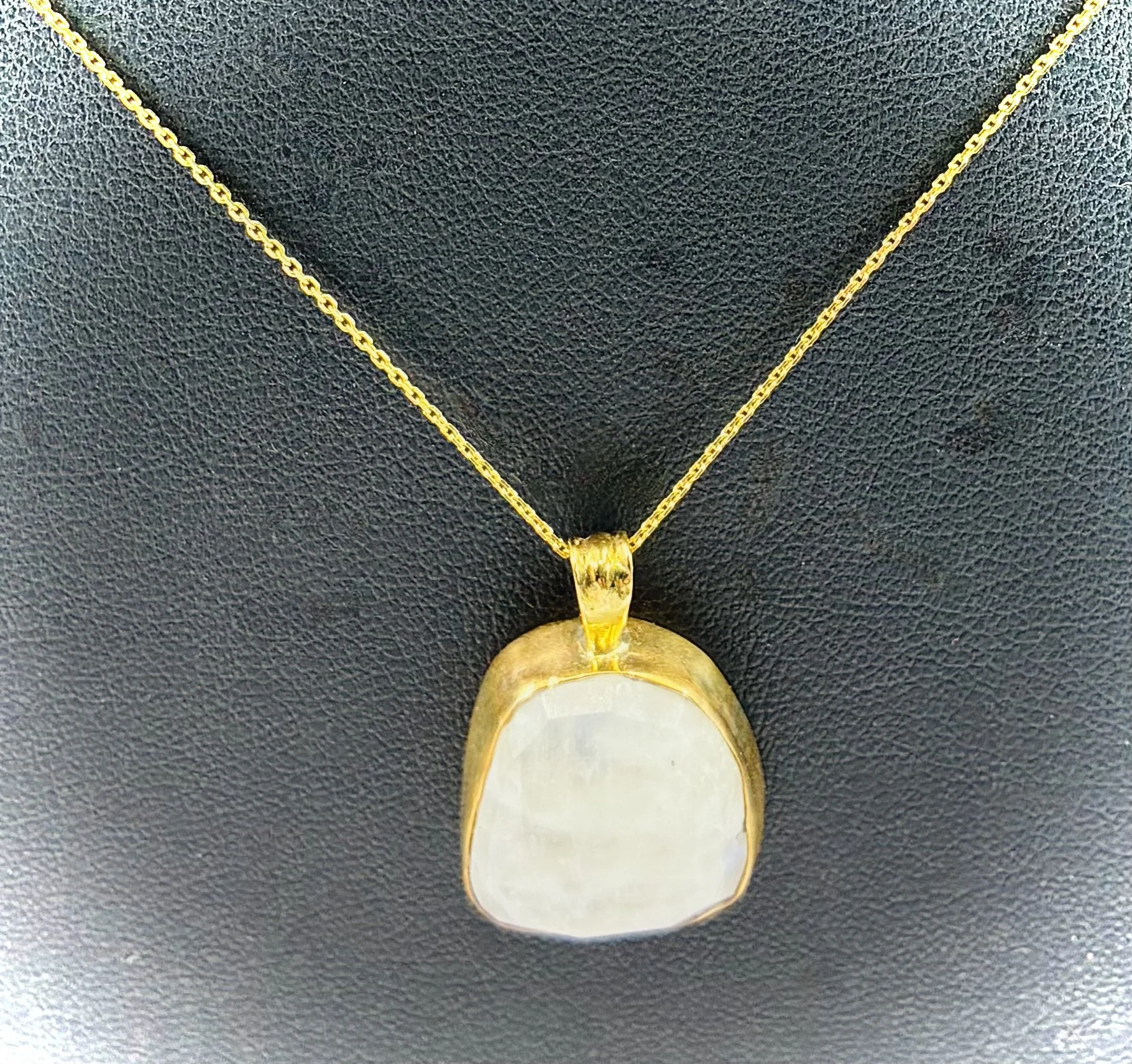(45) 9ct Gold and Moonstone Pendant