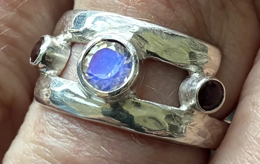 (104) Sterling Silver and Moonstone and Garnet Crooss Over Ring