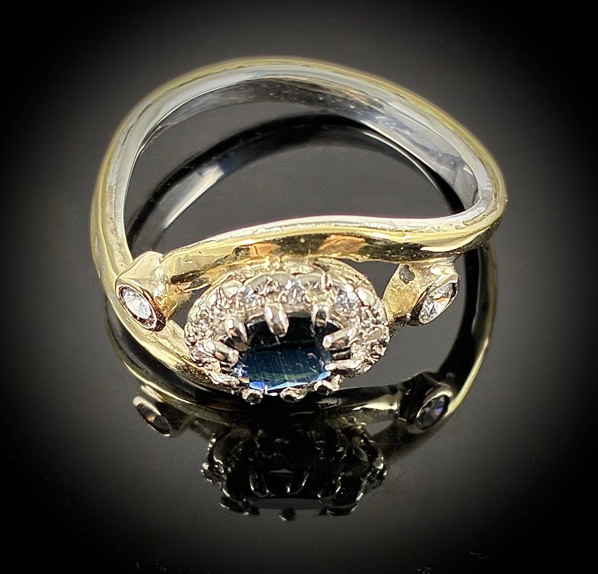 (86) 18ct Gold and Sterling Silver with sapphire and Diamonds Ring