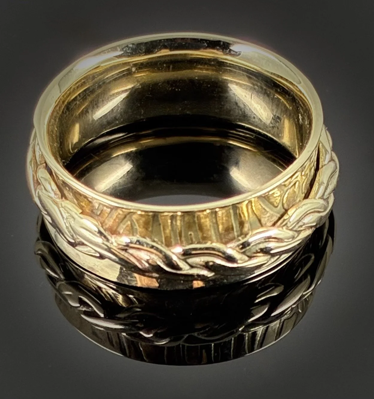 (102) 9ct Gold Spinner Ring
