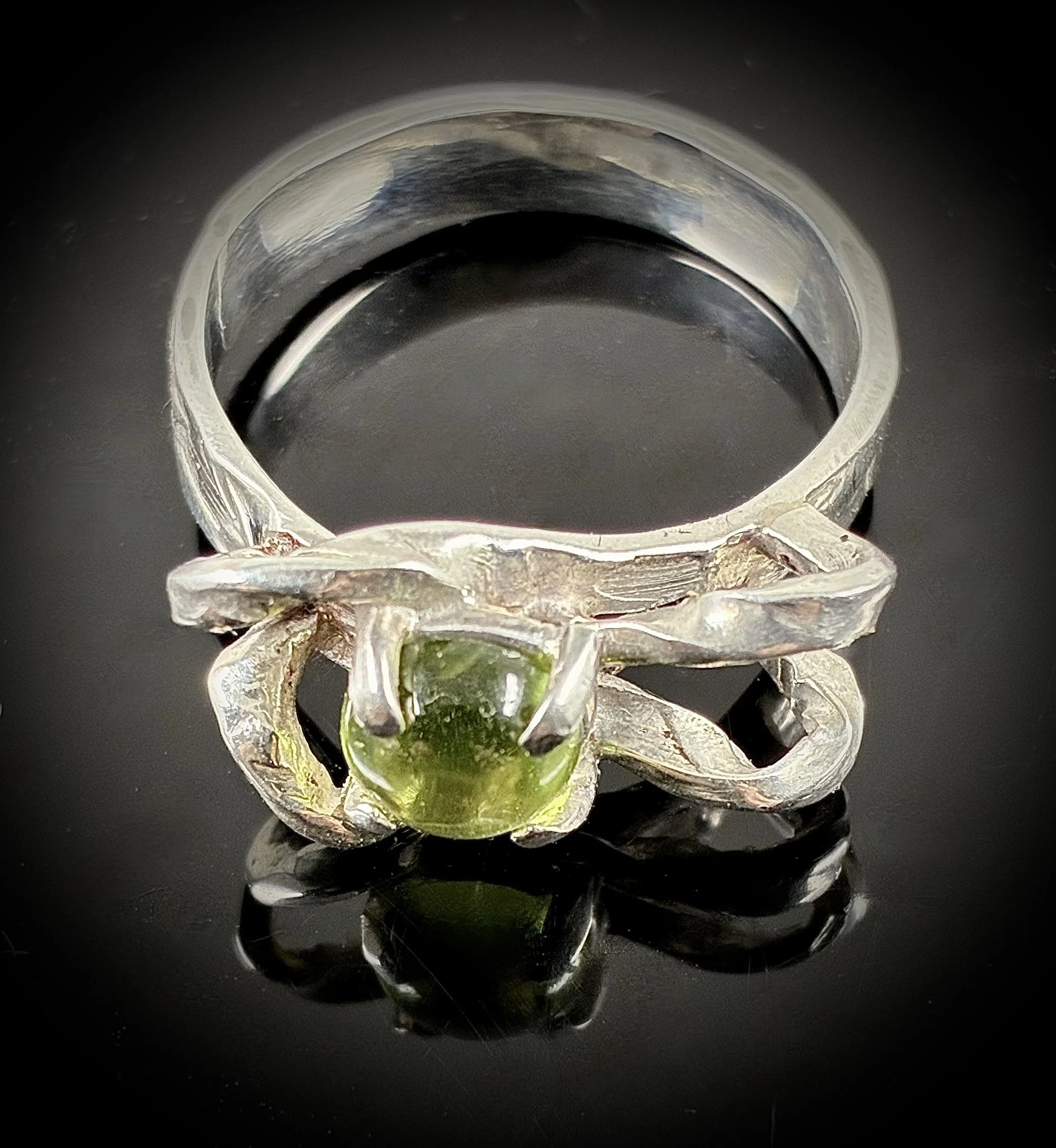 (85) Sterling Silver and Peridot Ring