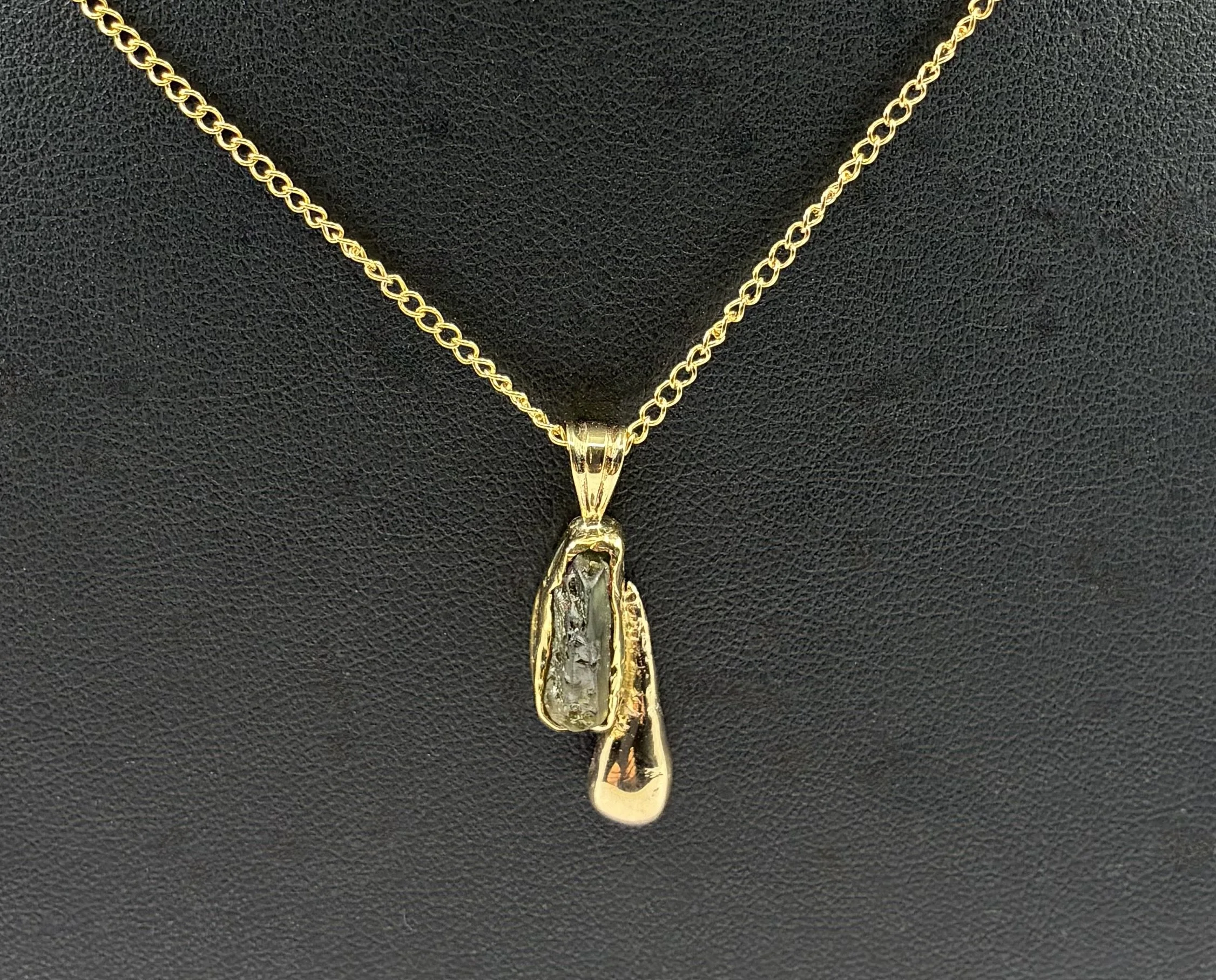 (51) 9ct Gold and Raw Sapphire Pendant