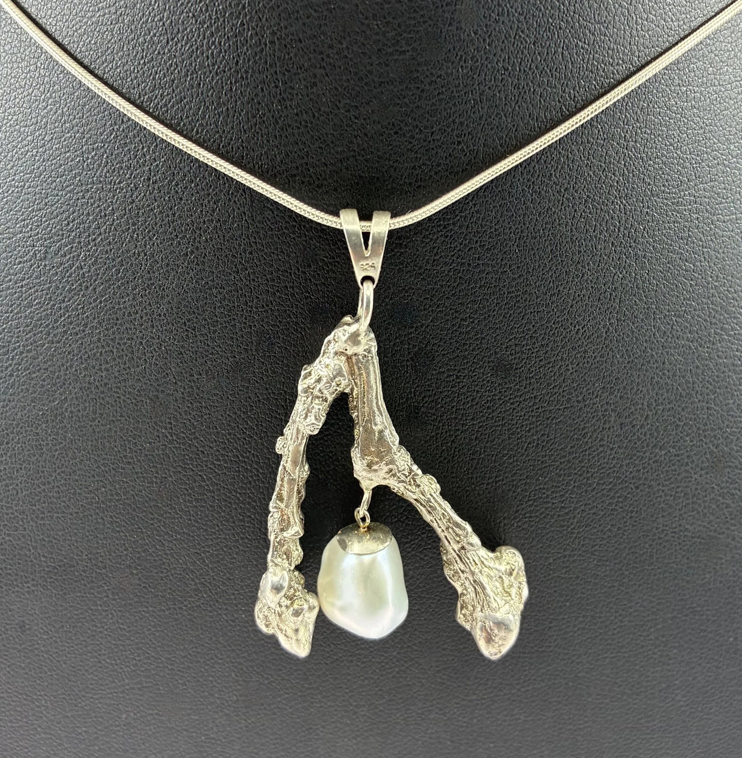 (31) Sterling Silver and Pearl Pendant
