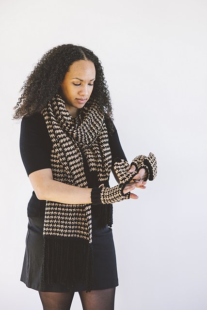 Houndstooth convertible mitts by Kelsie of Crafting for Weeks
