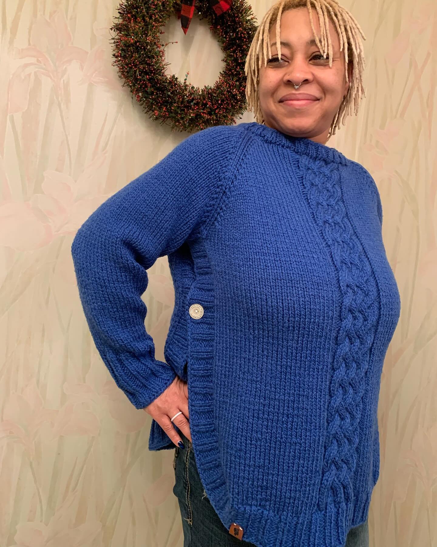 🧶 Fun fact: the first sweater I ever made was for my mom! Shout out to mom for wearing it proudly despite its flaws 🫣 (including that it single-handedly gave her hot flashes 😅). We all start somewhere! Learn about my first sweater and more in my Q