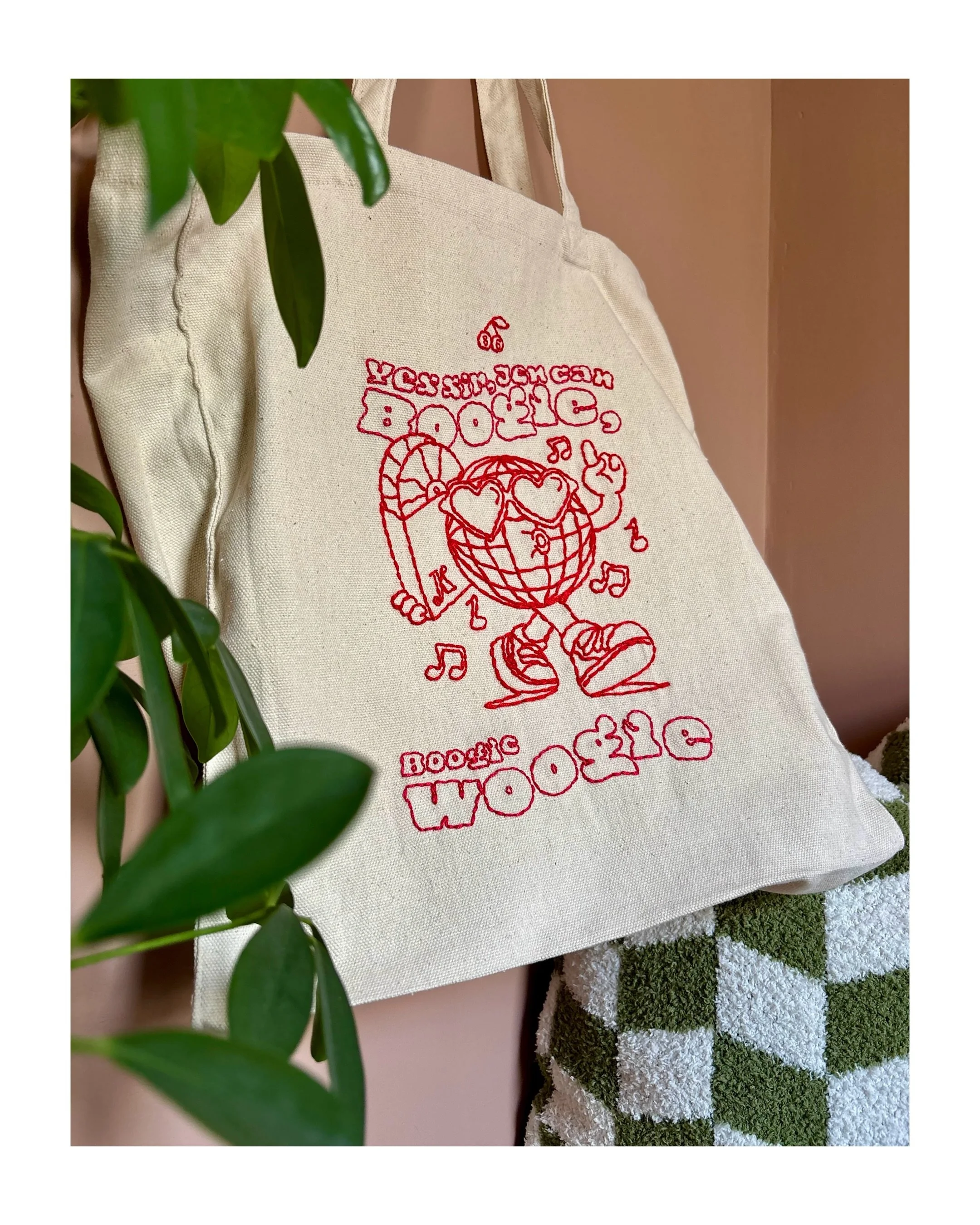 When your best pal takes your birthday invitation and literally hand stitches it into a gift 🪩 How amazing is this gorgeous hand embroidered tote bag, created by the super talented @rachaelflynndesigns 🩷 Always boogie woogie 👯&zwj;♀️ #disco #hande