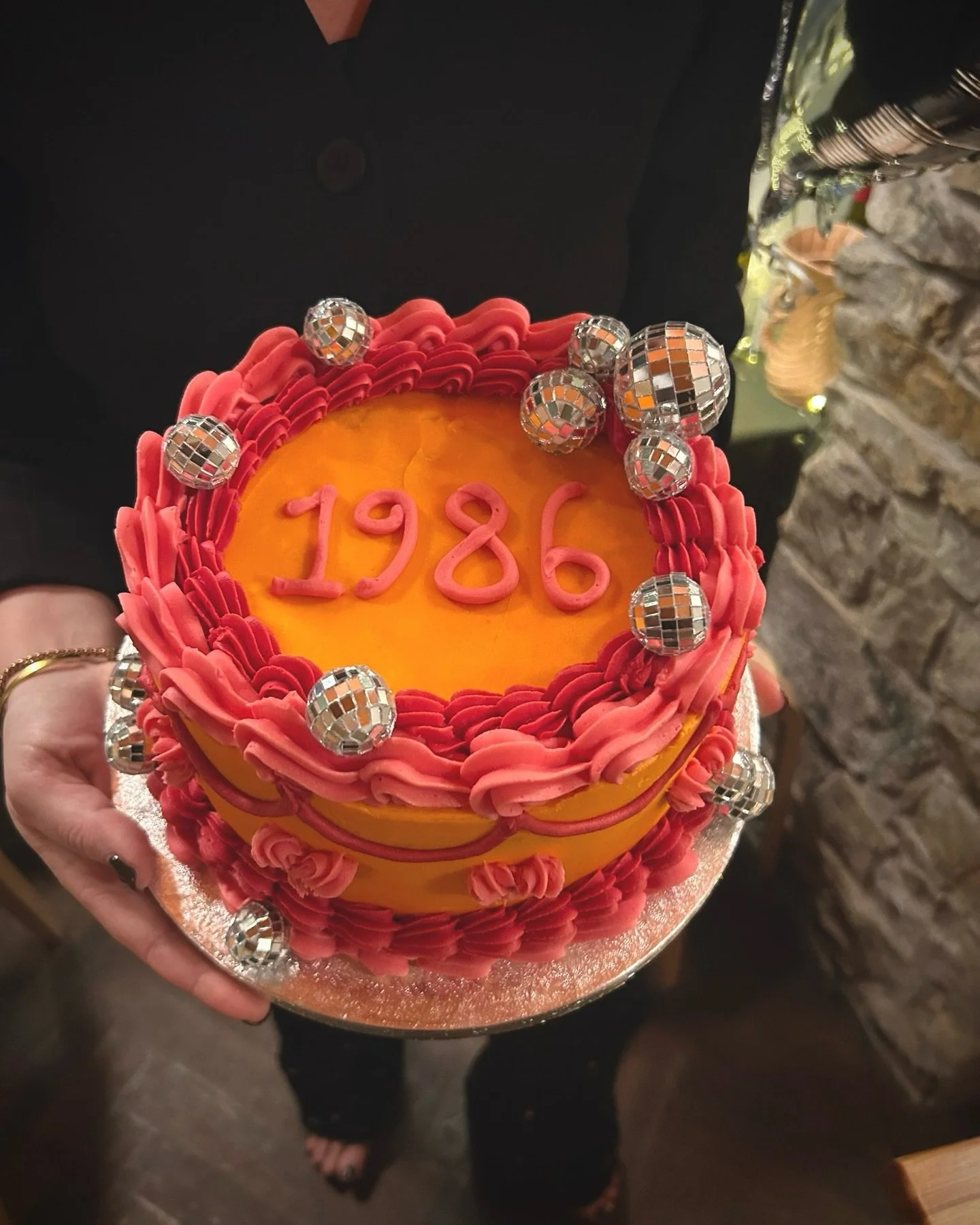 My 86&rsquo; Disco Cake of dreams 🩷🧡 Big thanks to the very talented @_daisybakes for baking the ultimate disco cake 🪩 Lemon sponge with raspberry jam and buttercream 🍋 

#boogiewoogie #disco #cake #discobabe #thisis40