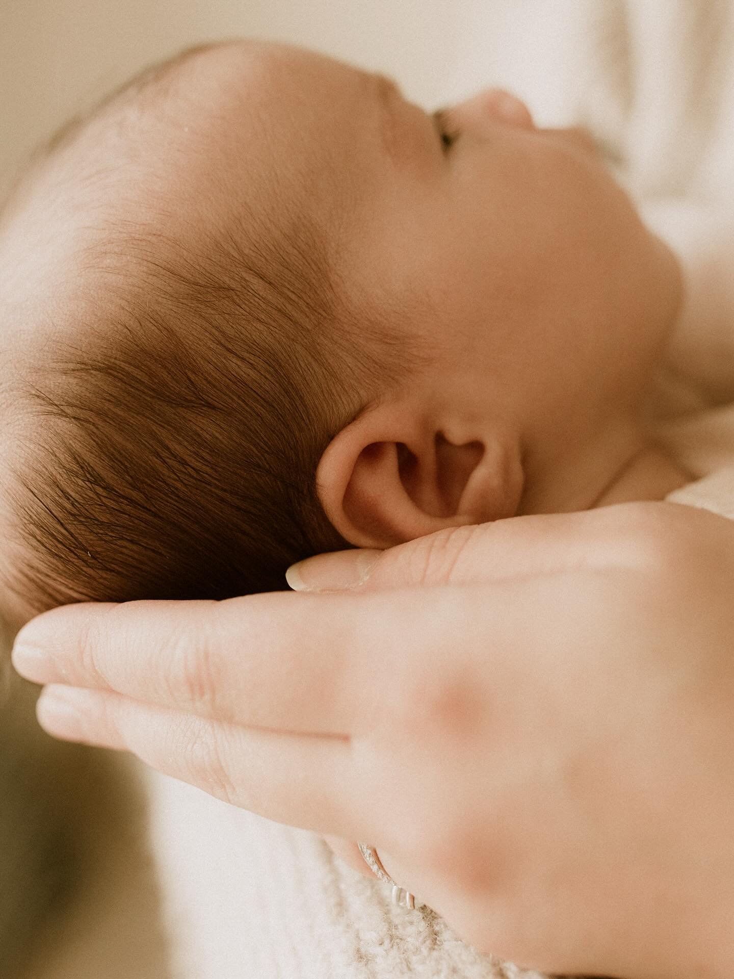 Sweet angel baby👶🏻 The tiny features you always want to remember❤️ 
.
#newborn #newbornphotography #newbornphotographer #oshawaphotographer #durhamregionphotographer #familyphotographer #family #familyphotography #ajaxphotographer #whitbyphotograph