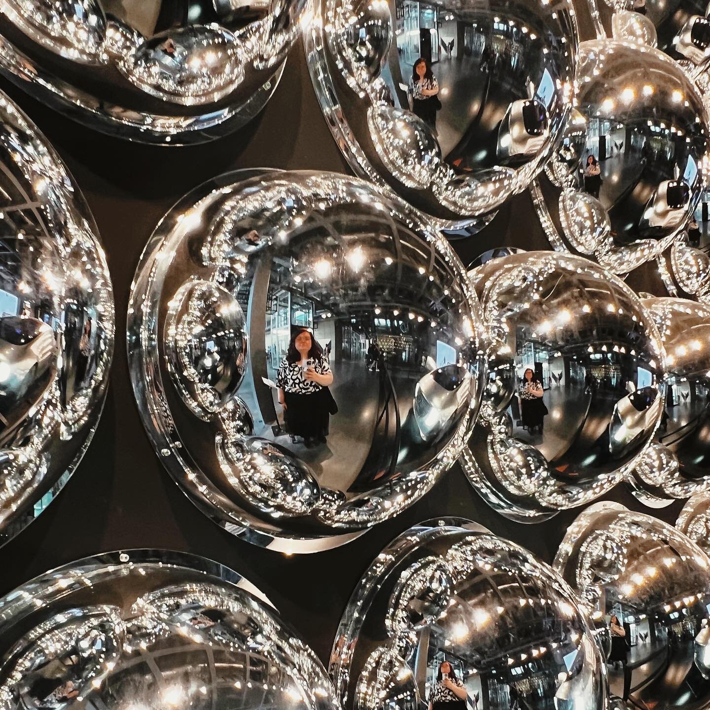 A silvery kind of selfie. 
💿💿💿
.
.
.
#centrumnaukikopernik #sciencemuseum #warsaw #visitpoland #copernicussciencentre #reflection #exhibition #shiny