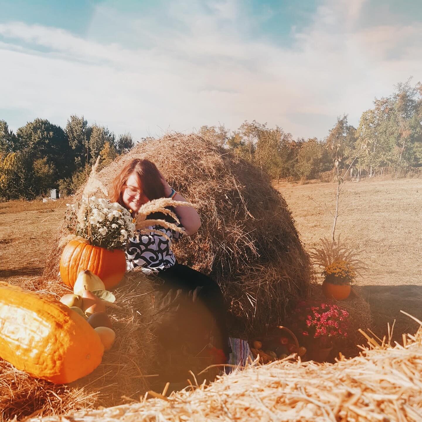 Some #Halloween 🎃 vibes in this unnatural heat
📷: @larisamacelaru 
.
.
.
#autumnvibes #pumpkinseason #nature #visitromania