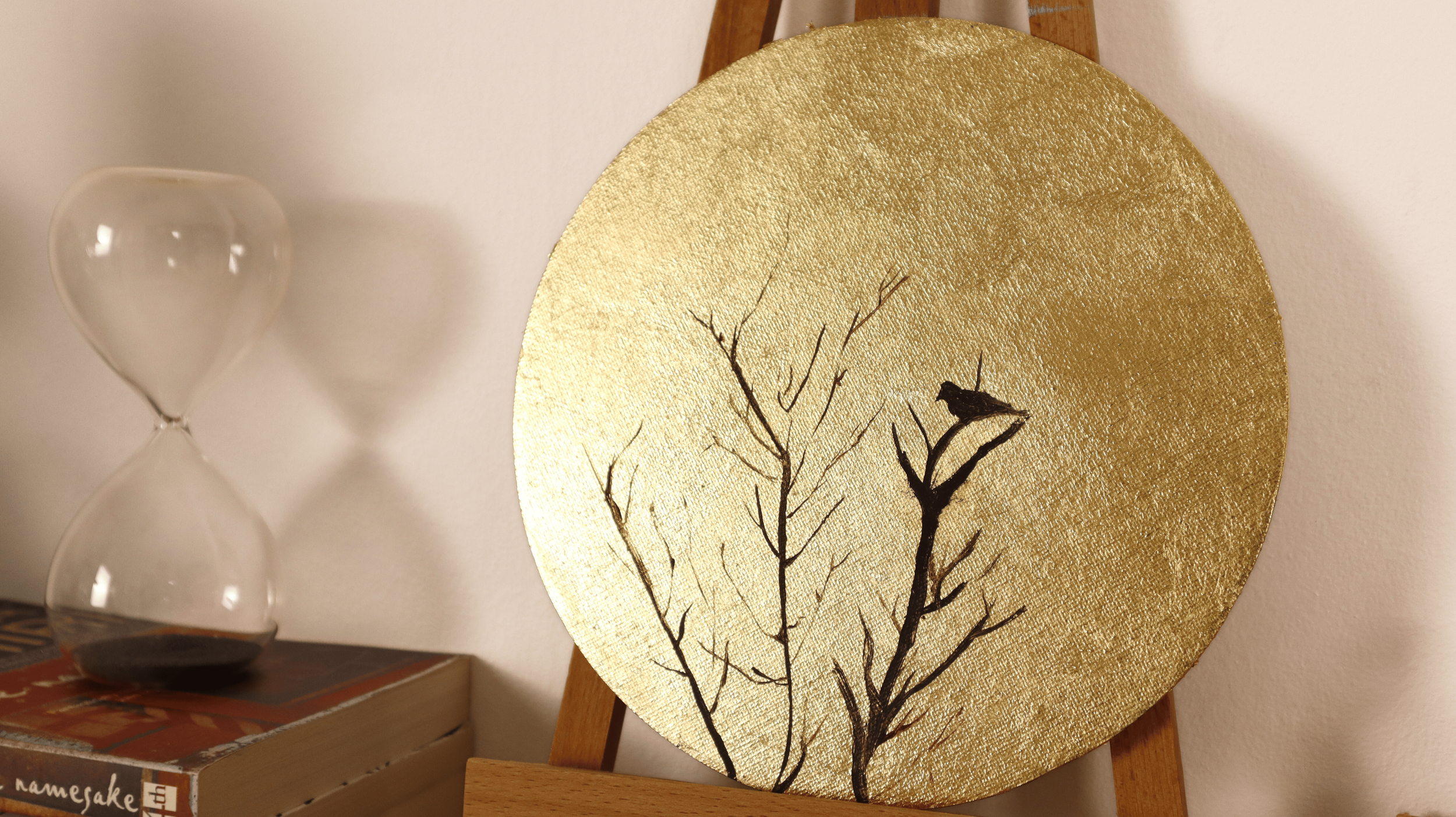 Side view of round canvas panel with gold leaf and oil paint