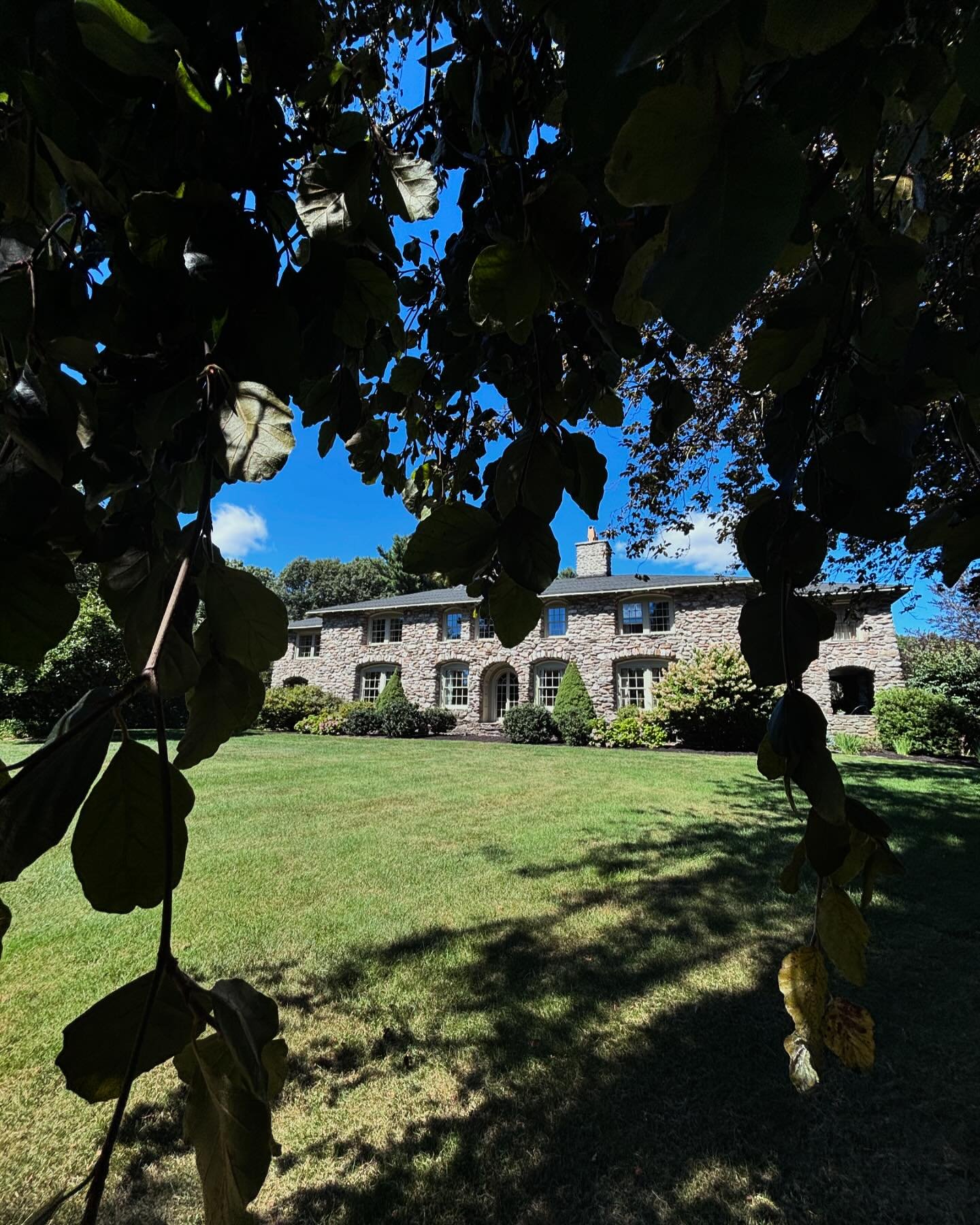 🍁 Embrace the cozy vibes of Fall at Stonehouse On The Hill! 🍂 From the breathtaking changing leaves to the crisp, fresh air - What&rsquo;s your favorite season of the year? Let us know in the comments below!
