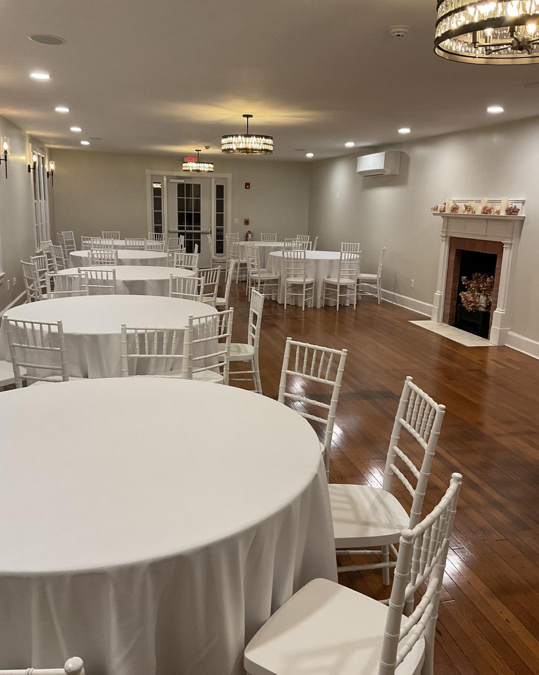 ✨ Unveiling the Reservoir Room: where elegance meets tranquility! 🌿 Host your next unforgettable event in our stunning new space, accommodating up to 70 guests. Enjoy the perfect blend of indoor beauty and serene outdoor grounds. Let the celebration