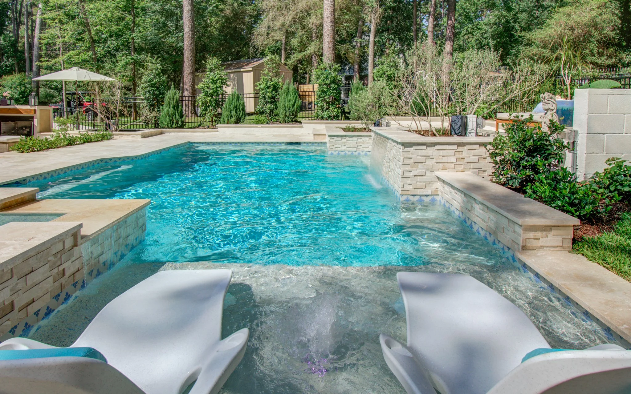 Tanning ledge with LED bubblers and two in-water chaise loungers