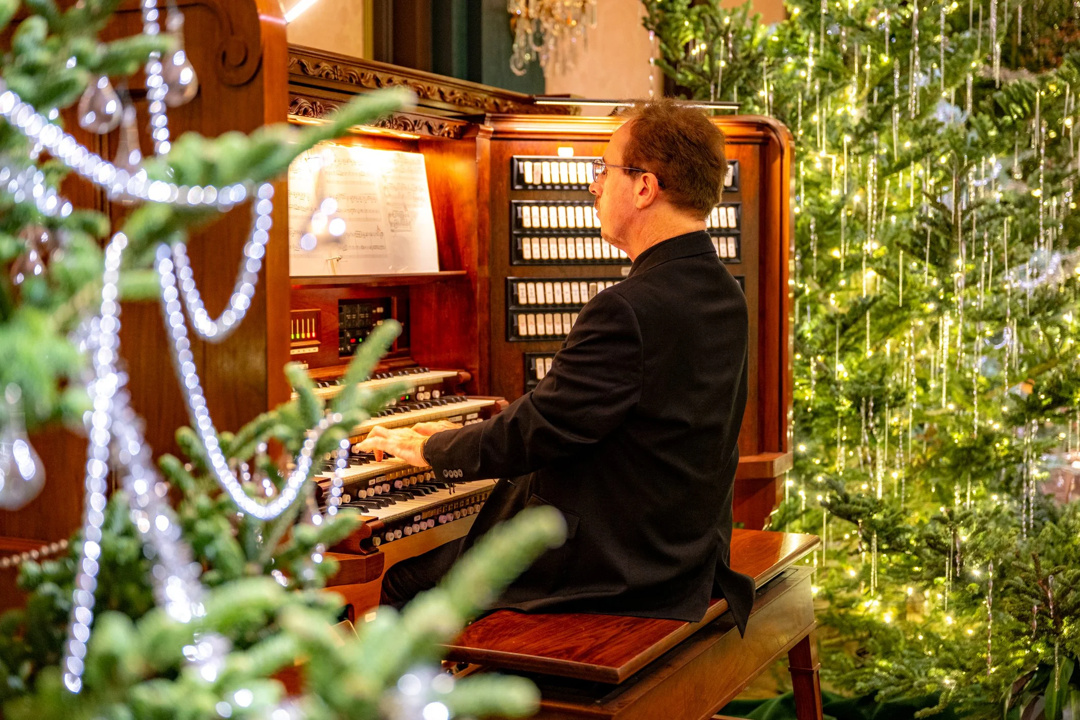 Organist and organ in the Ballroom at Longwood Gardens