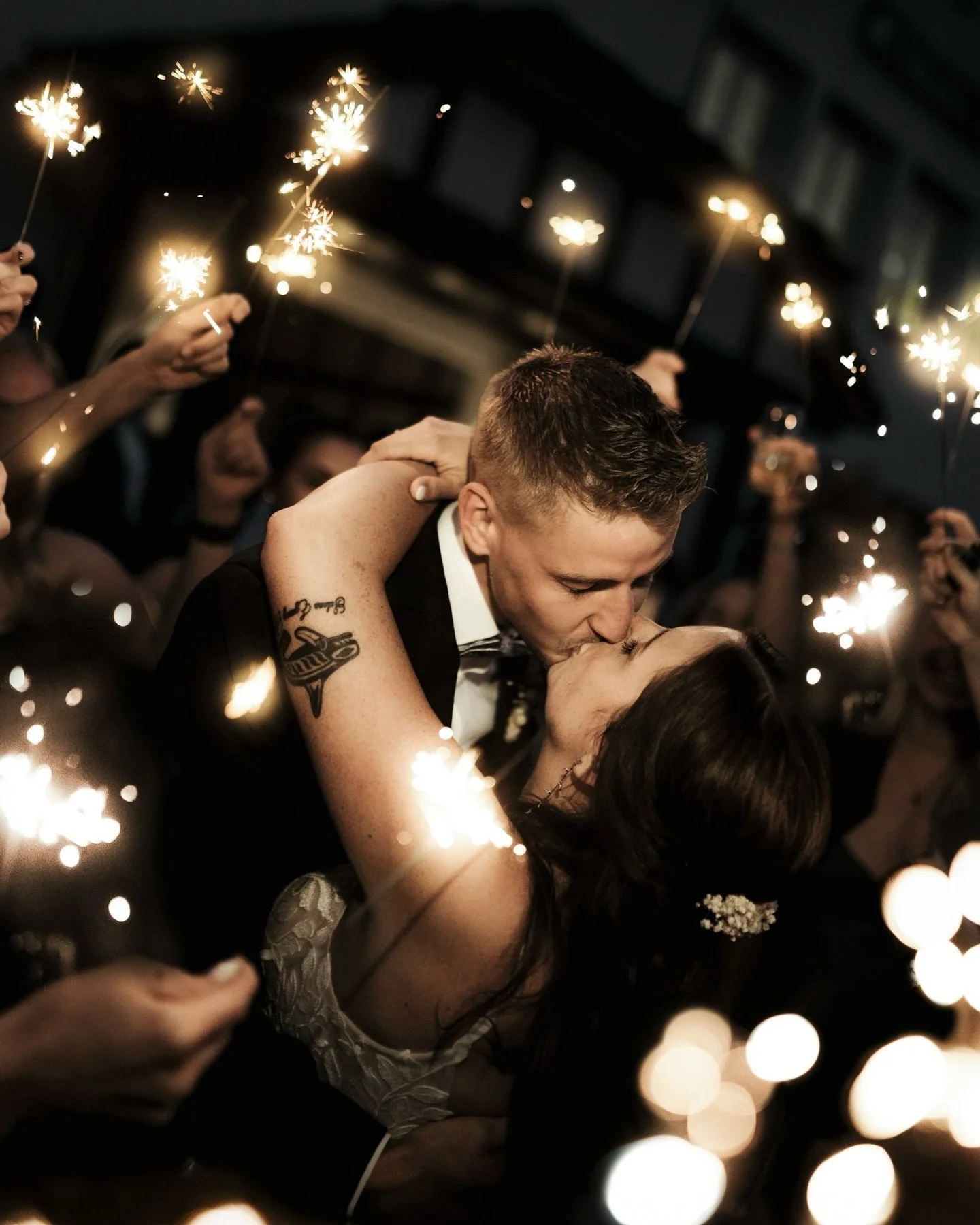 Kerstin &amp; Jan ❤️

This night was definitely sparkling ✨
Diese beiden haben sich vor &uuml;ber einem Monat das Ja Wort gegeben und haben es mit einer Meeenge Leute gefeiert 🥰
Im Standesamt waren erst nur die aus dem engeren Kreis, aber abends wur