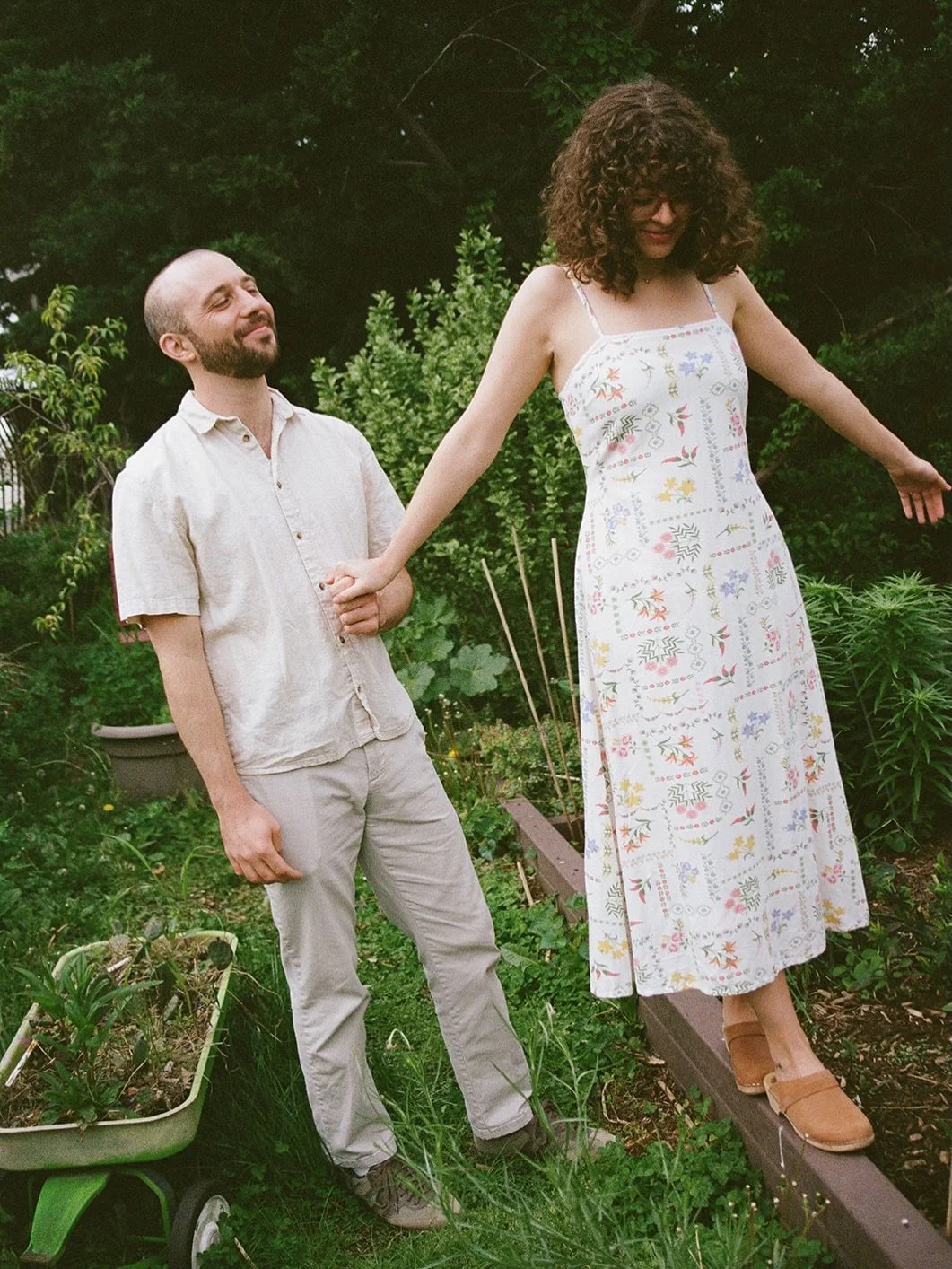 A perfect spring morning w/ Jenna + Will strolling through their neighborhood community garden 🌳🪴🪏
