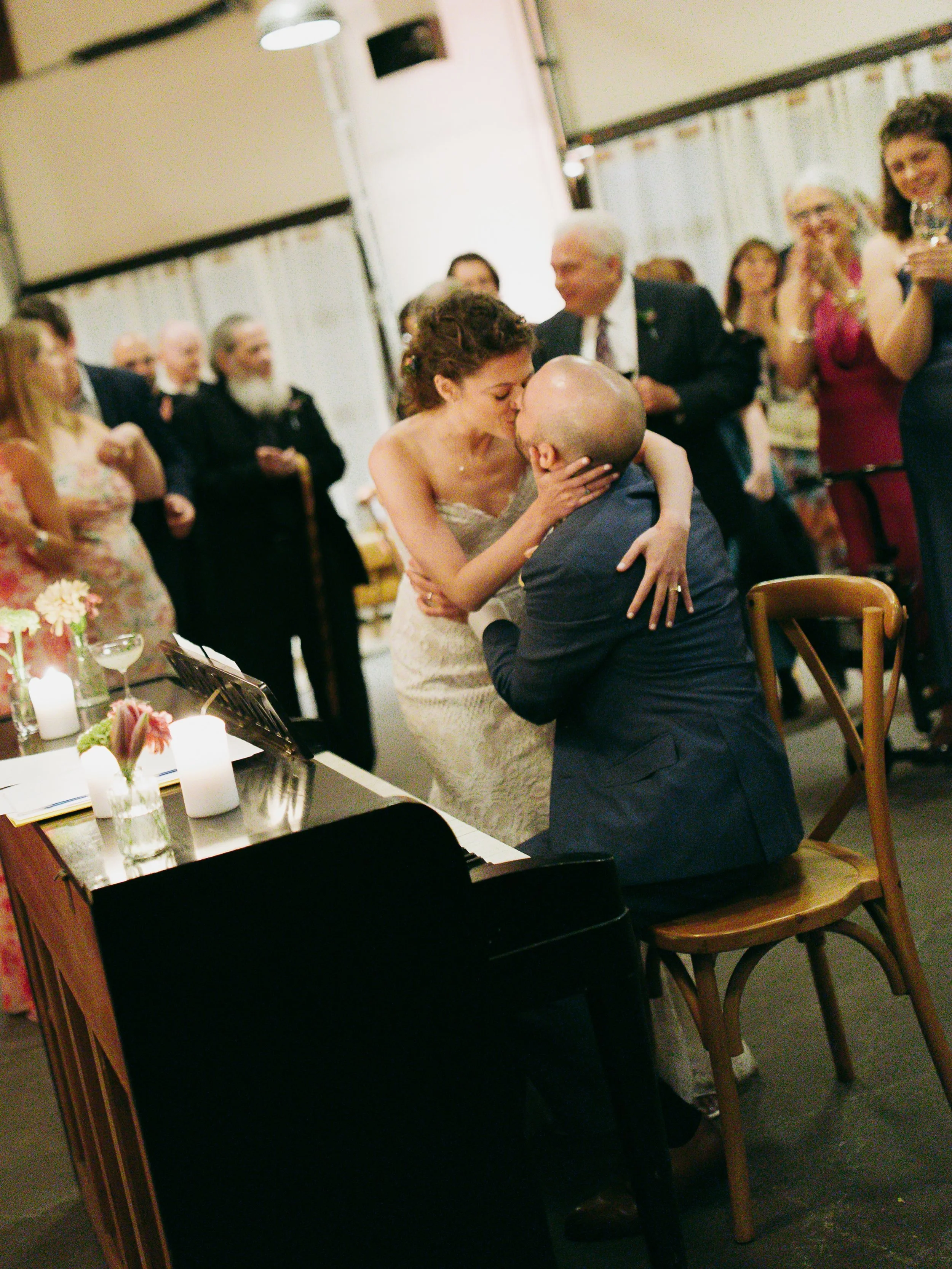 Soft lighting and slow piano ballads&mdash;all seamlessly blending together for Jenna + Will&rsquo;s perfect day 🤍

@farmtopeopleevents 
@cheersy 
@rosehipfloral 
@ntweddingdjs 
@revannienyc 
@amyklewitzbeauty