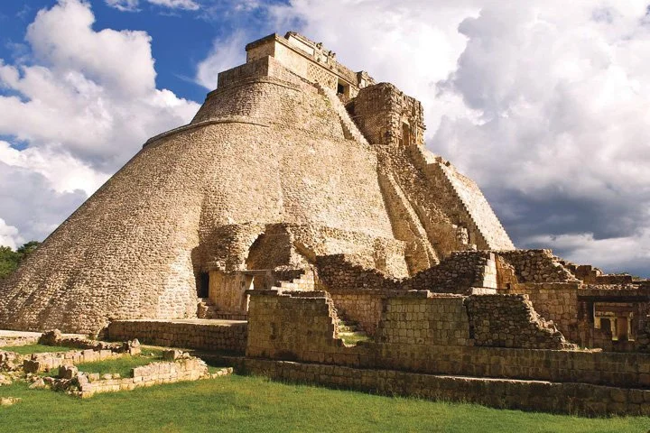 Uxmal: La Joya Maya del Puuc y la Pirámide del Adivino