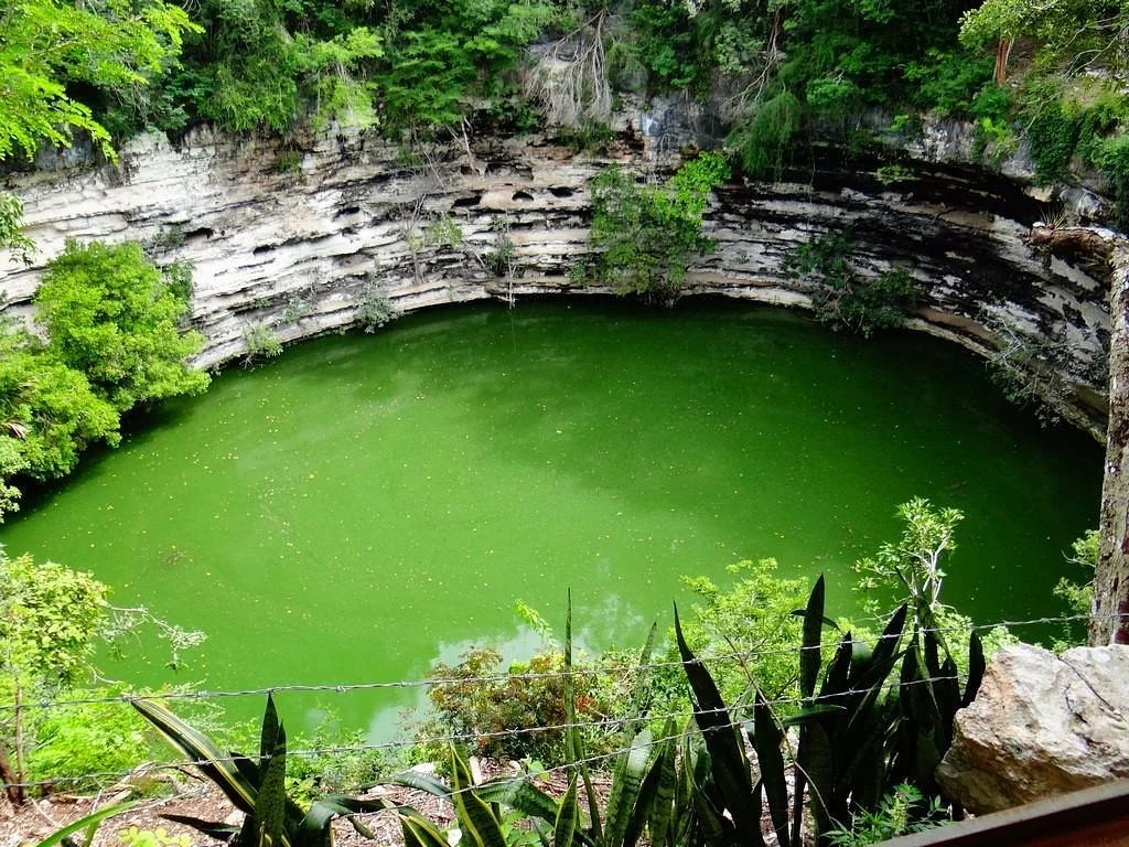 El Cenote Sagrado de Chichén Itzá: Misterios, Sacrificios y Leyendas Mayas