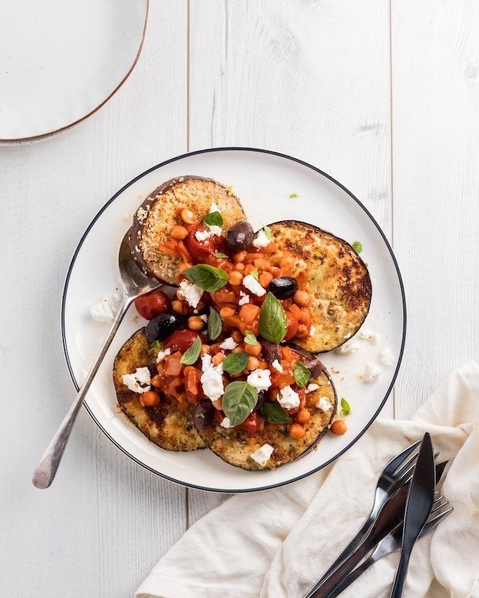 If you're in the mood for a crunchy vegetarian meal, you'll love this Mediterranean Crusted Eggplant recipe! Adding a can of chickpeas makes it a complete and nutritious meal.

Recipe by @ghnutrition 

INGREDIENTS
1 tbsp extra-virgin olive oil 
1 med