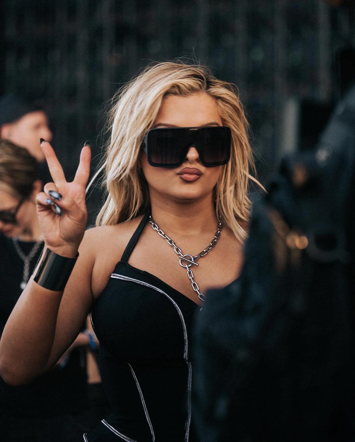 BEBE - BTS peace.jpg