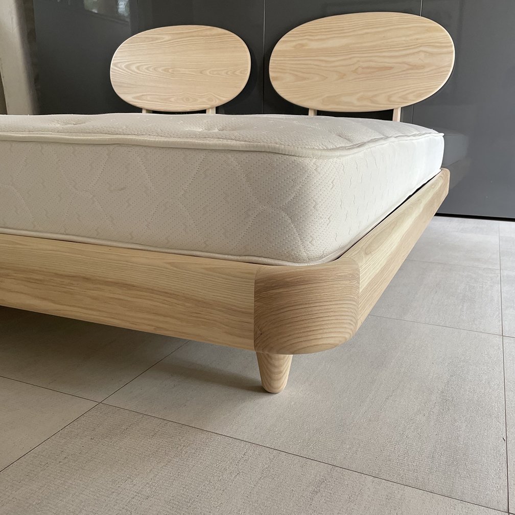 Ash bed designed by John Sandell. There are eight screws in the whole frame, the rest is wood joinery