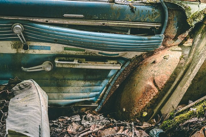 There&rsquo;s beauty in the forgotten things, if you know where to look. And so much color after all this time. 💙🧡

#renegade_rides 
#exposure_transports#trb_autozone 
#abandonedcar
#rustlord
#rust_of_our_world
#myrustyfix
