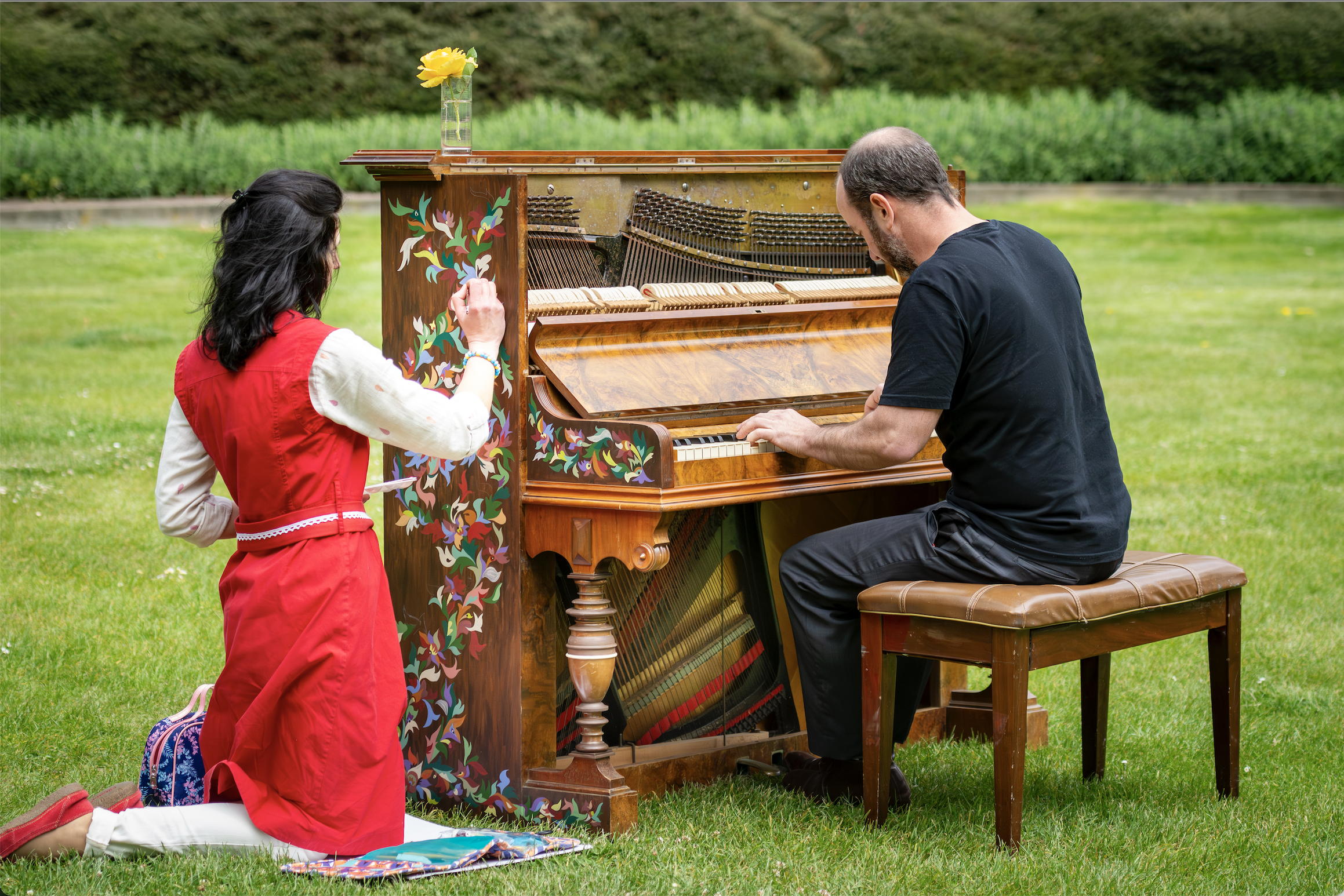 Anna painting art mural while iconic pianist Kelvin Smith playing on the Piano of Tasmania 

Photocredit: Jase Batey
