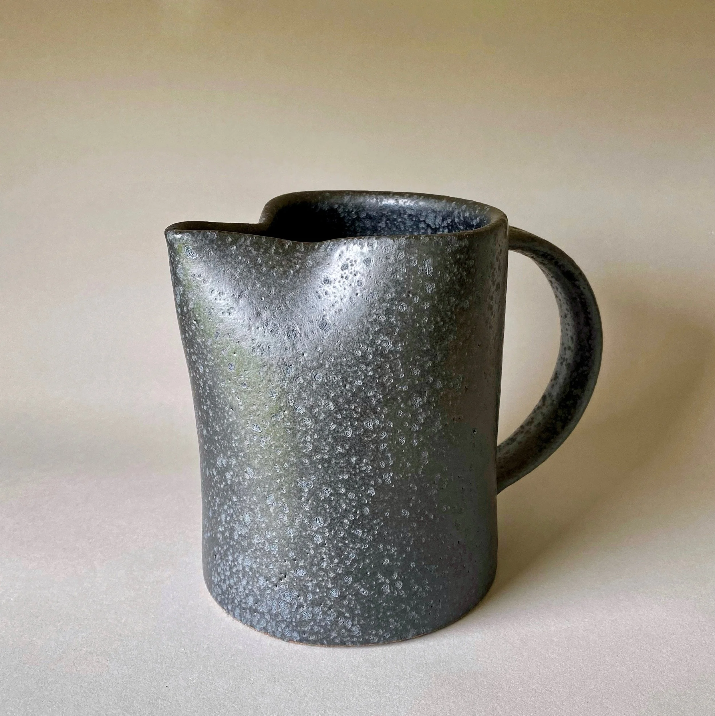 Jug in black
