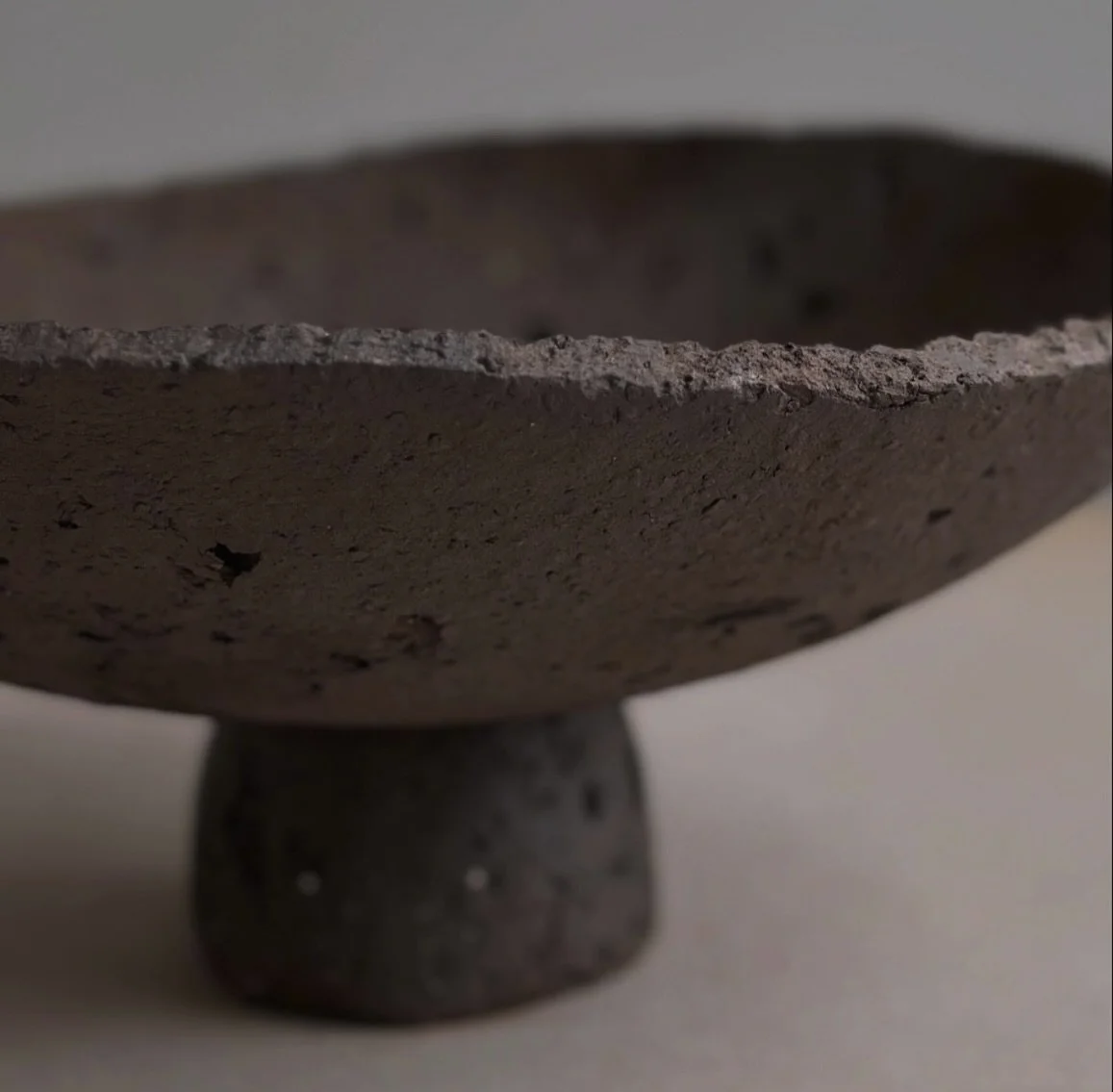 Meet the Tawhito Totem by @marlieshuybs.be &mdash; a striking ceramic piece that feels both ancient and modern. Handmade in natural tones with a raw, textured finish, it carries a quiet strength. &ldquo;Tawhito,&rdquo; meaning ancient in Māori, refle