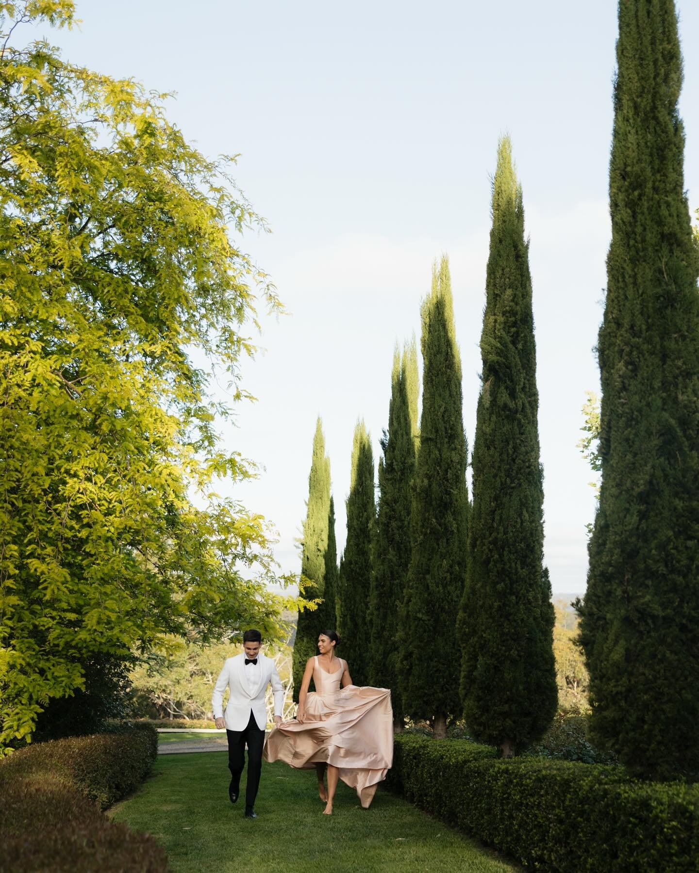 A special day spent dancing around the grounds of @villarica_estate now featured on @thewed 🤎 We embraced the elements of the property and carried the natural tones and textures through the styling. 

aaaand of course, there is the dress @van.der.ko