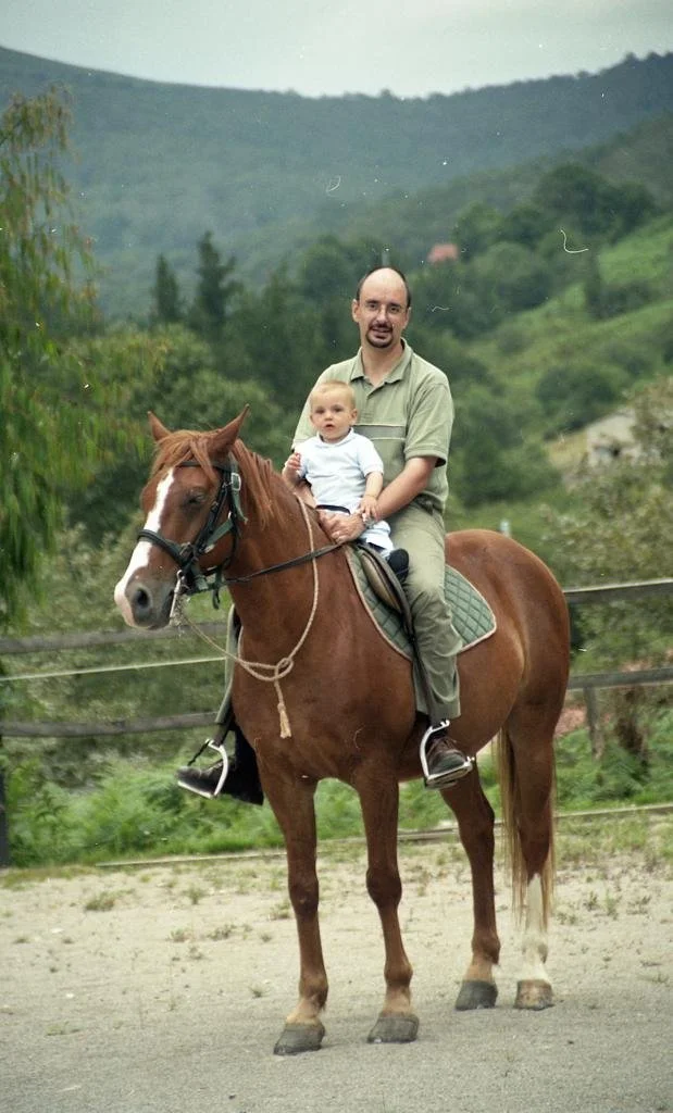 Del niño rubio subido a un caballo a ser Mateo.Rider