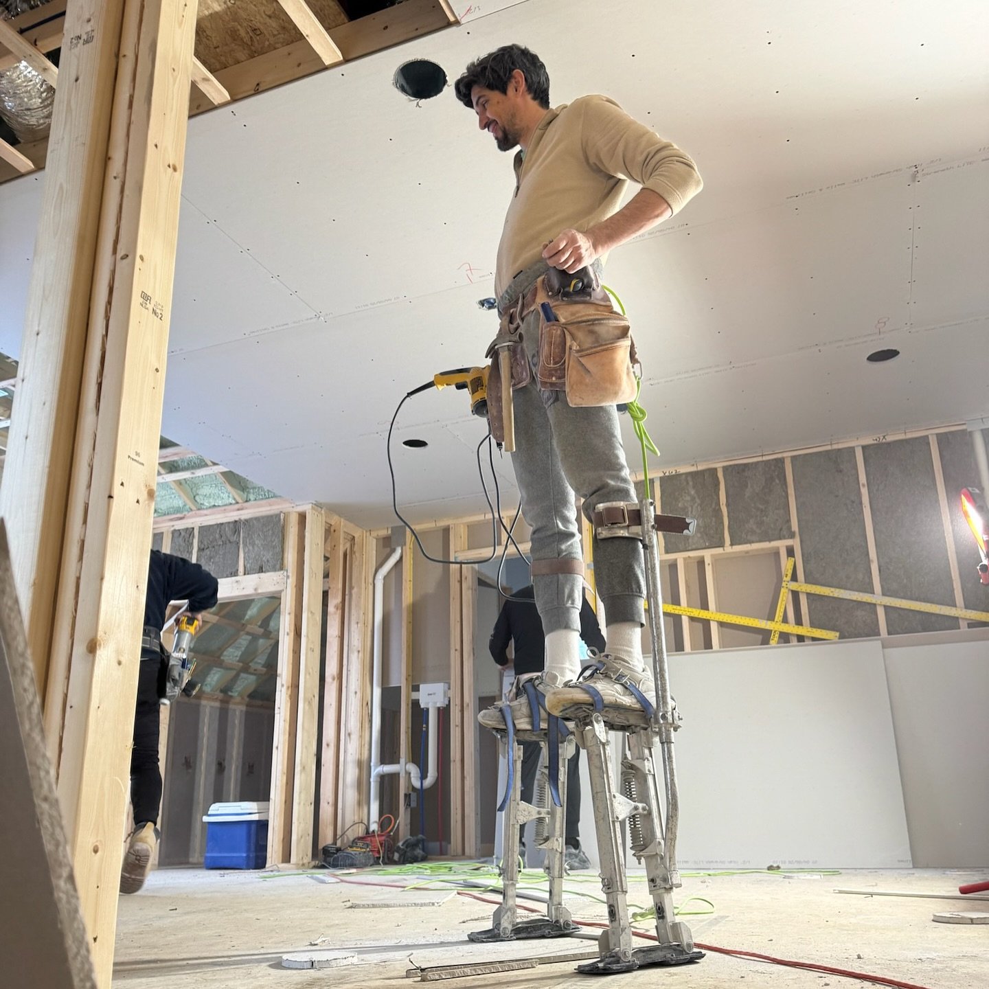High standards, higher stilts. Drywall going up&hellip; fast!

@horsth_plastering