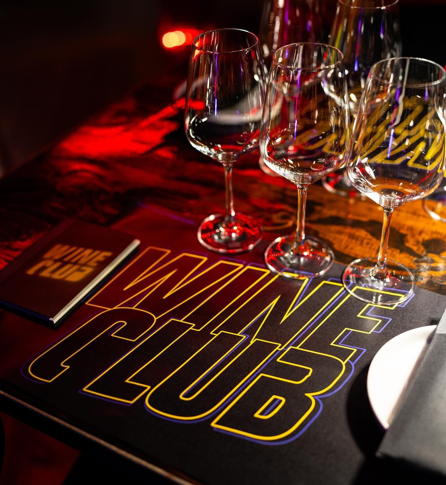 THIS IS WINE CLUB 

Wine Club &egrave; un pizzico di curiosit&agrave;, due cucchiaini di condivisione, un misurino di felicit&agrave; e buon vino q.b.! 

These are the ingredients! 

A stasera! ❤️ 

#porto11 #loungeandbistrot #wineclub #winetasting