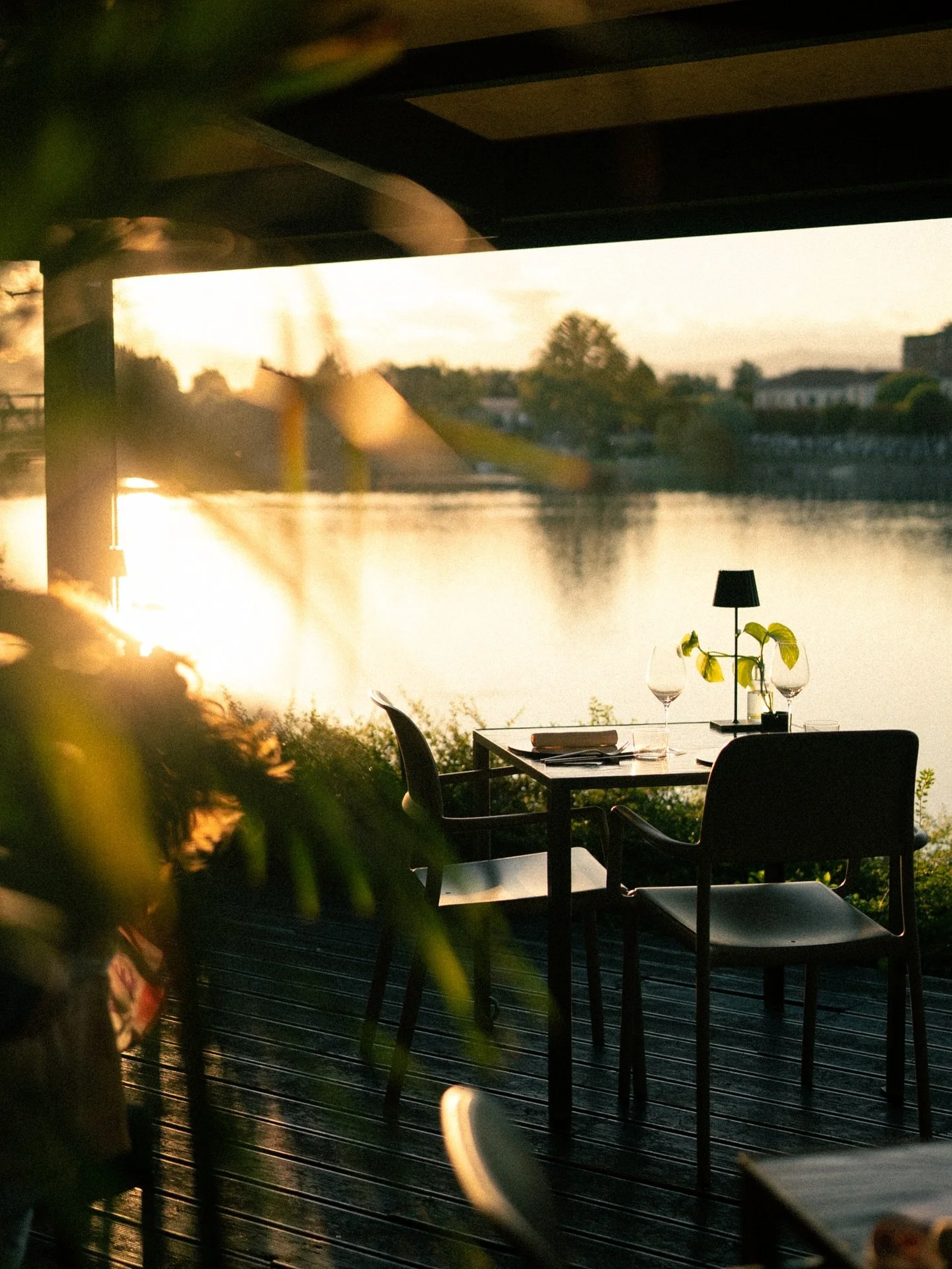 Flow into the sunset. 
Lunch &rarr; Aperitivo &rarr; Dinner &rarr; Drinks.

#porto11 #loungeandbistrot