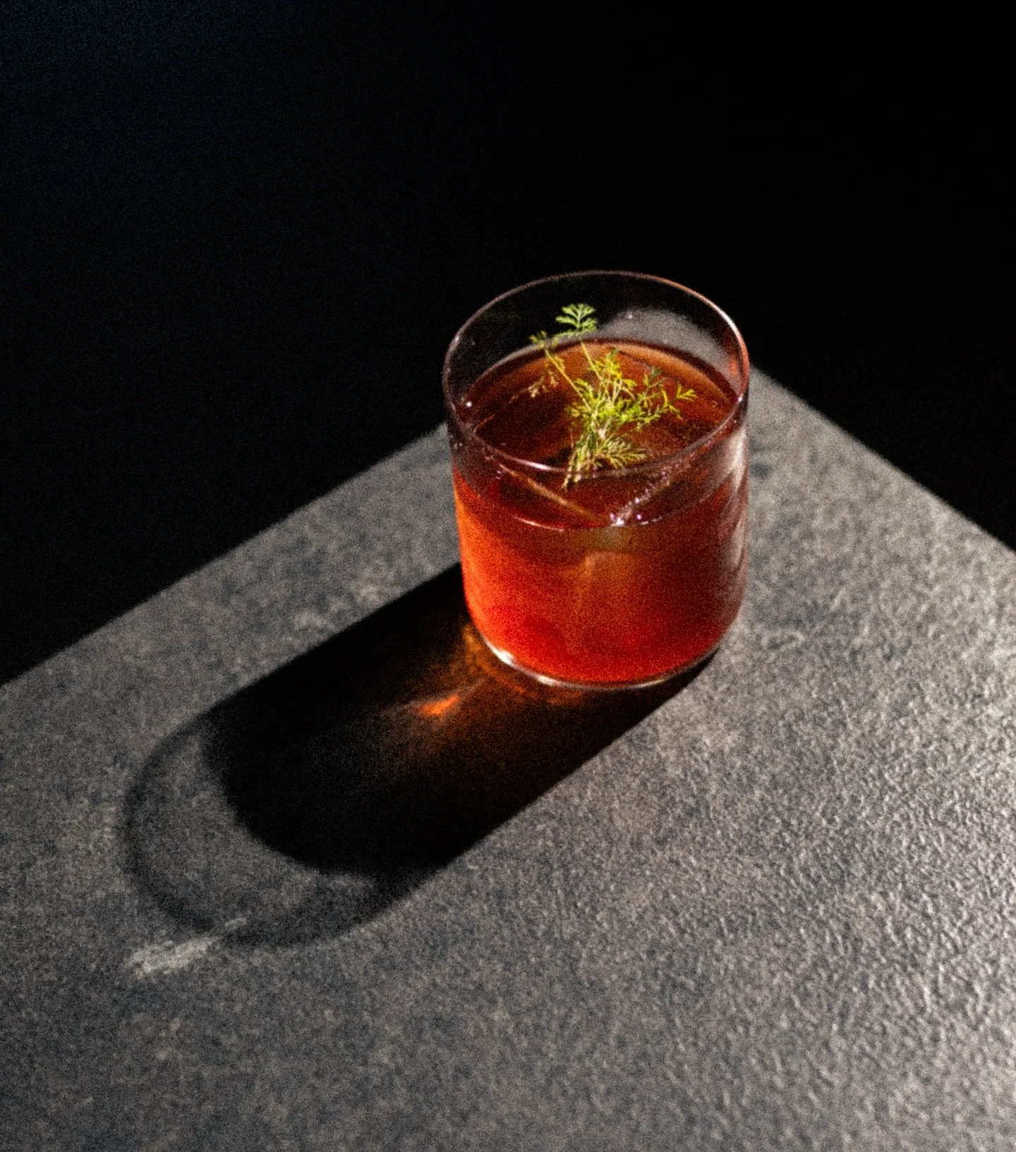 AURA NEGRONI / 
[BITTER, SILKY, MINTY]

@fusettibitter , vermouth carpano, akvit, menta ghiacciata,
olio di cocco tostato

Ancora per poco.
New drink list is coming 🤫