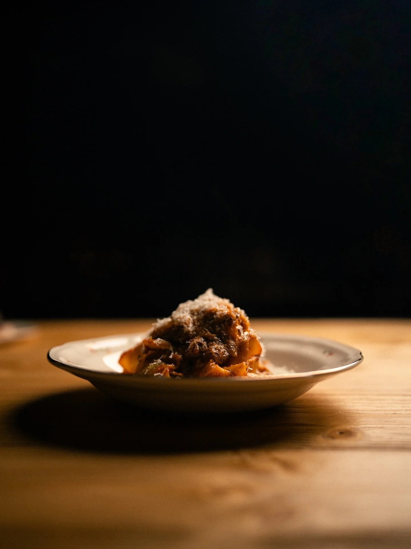 pappardella / 

pappardelle al rag&ugrave; di cinghiale e fiore sardo affumicato

This season, we cut wider 😏